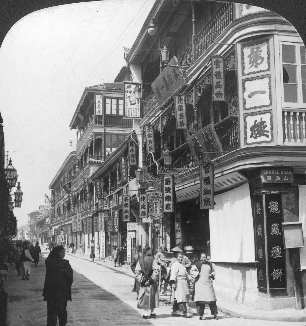 I gaten til tehusene, Shanghai, Kina, 1901. av Underwood and Underwood