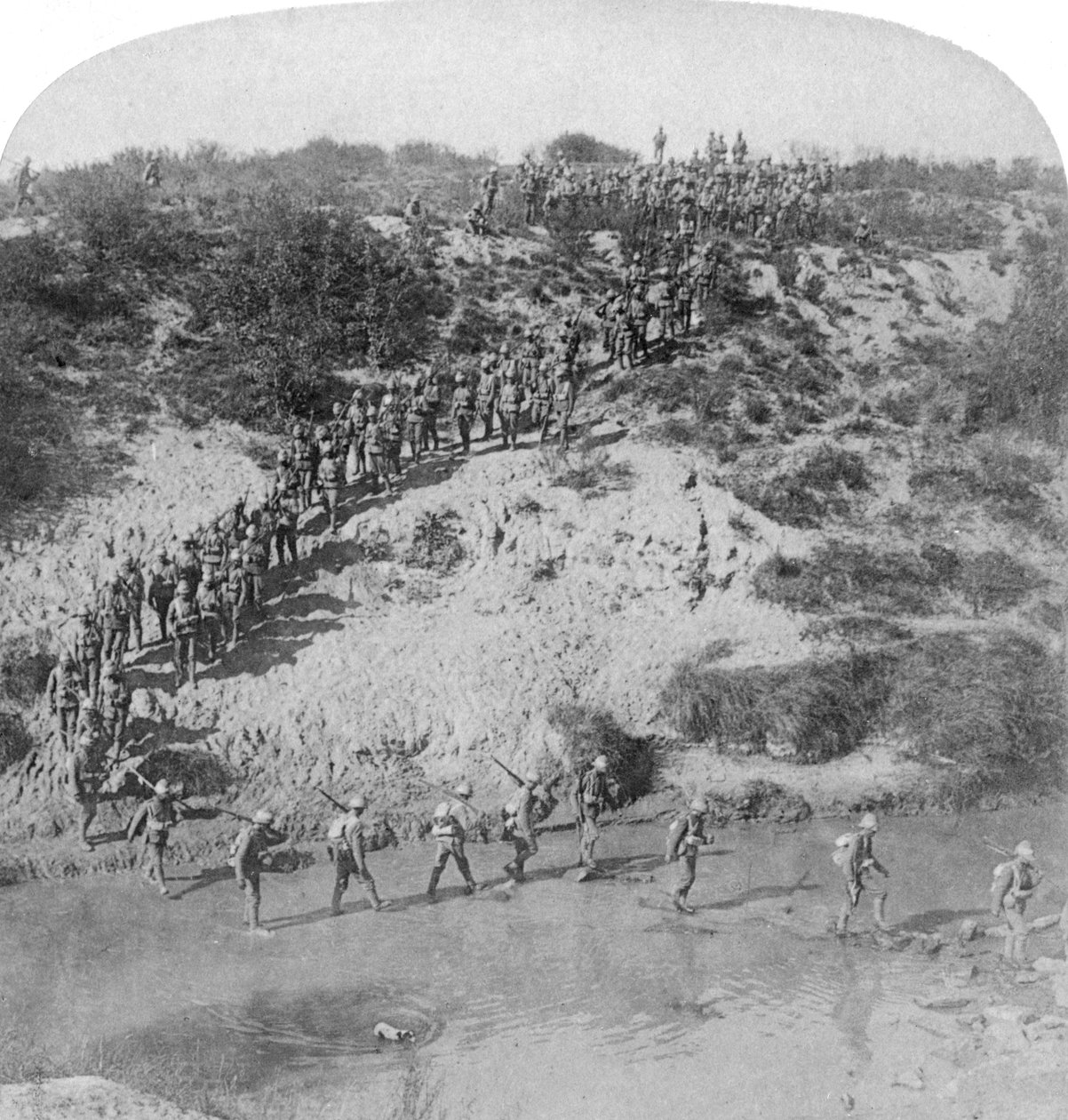 Infanteri som forserte Vet-elven under Lord Roberts fremrykk mot Pretoria, Sør-Afrika, 1901. av Underwood and Underwood