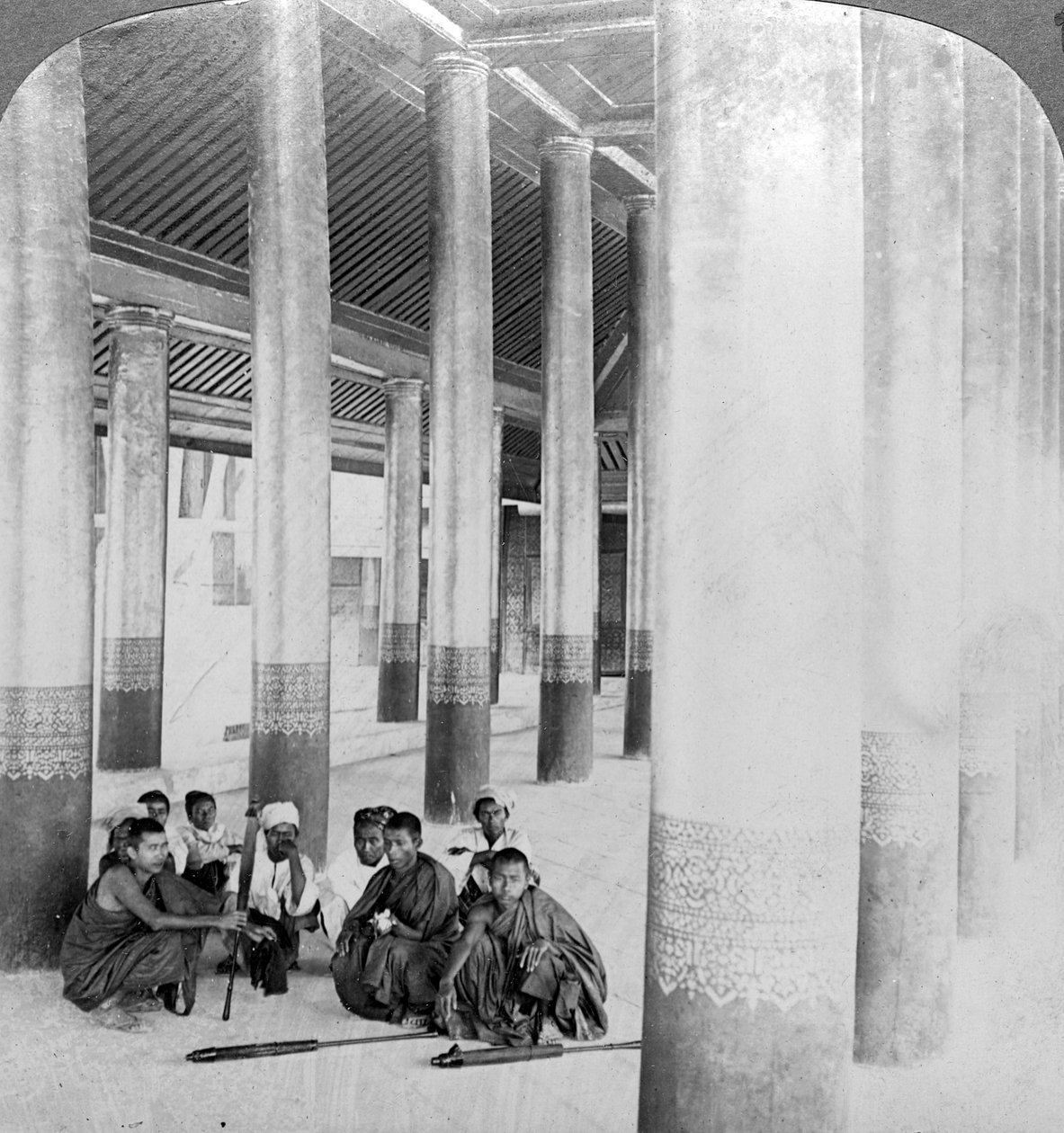 Inne i publikumssalen, Mandalay Palace, Burma, ca 1900-tallet. av Underwood and Underwood