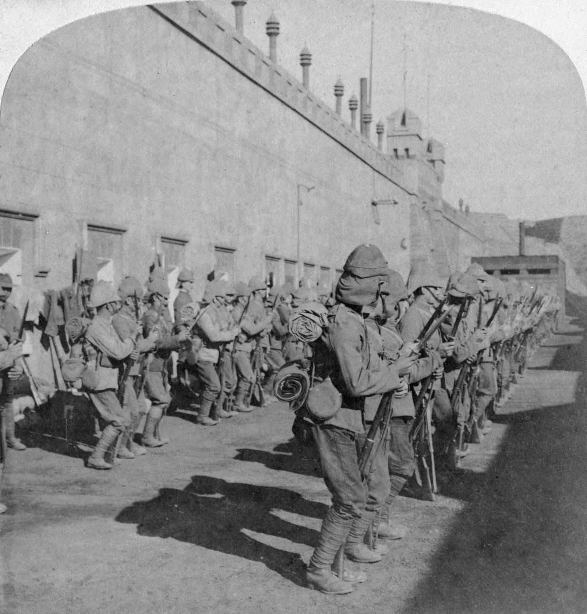 Inspeksjon av Cheshire-regimentet i fortet i Johannesburg, Boer War, Sør-Afrika, 1901 av Underwood and Underwood