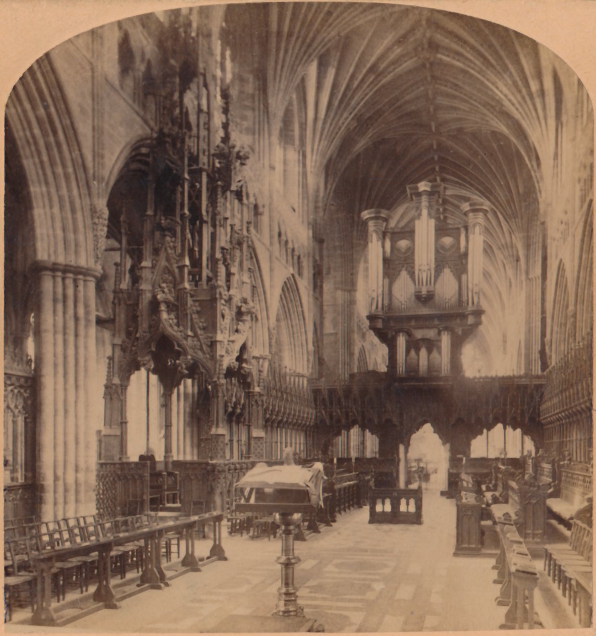 Interiør i Exeter Cathedral, England, 1900. av Underwood and Underwood