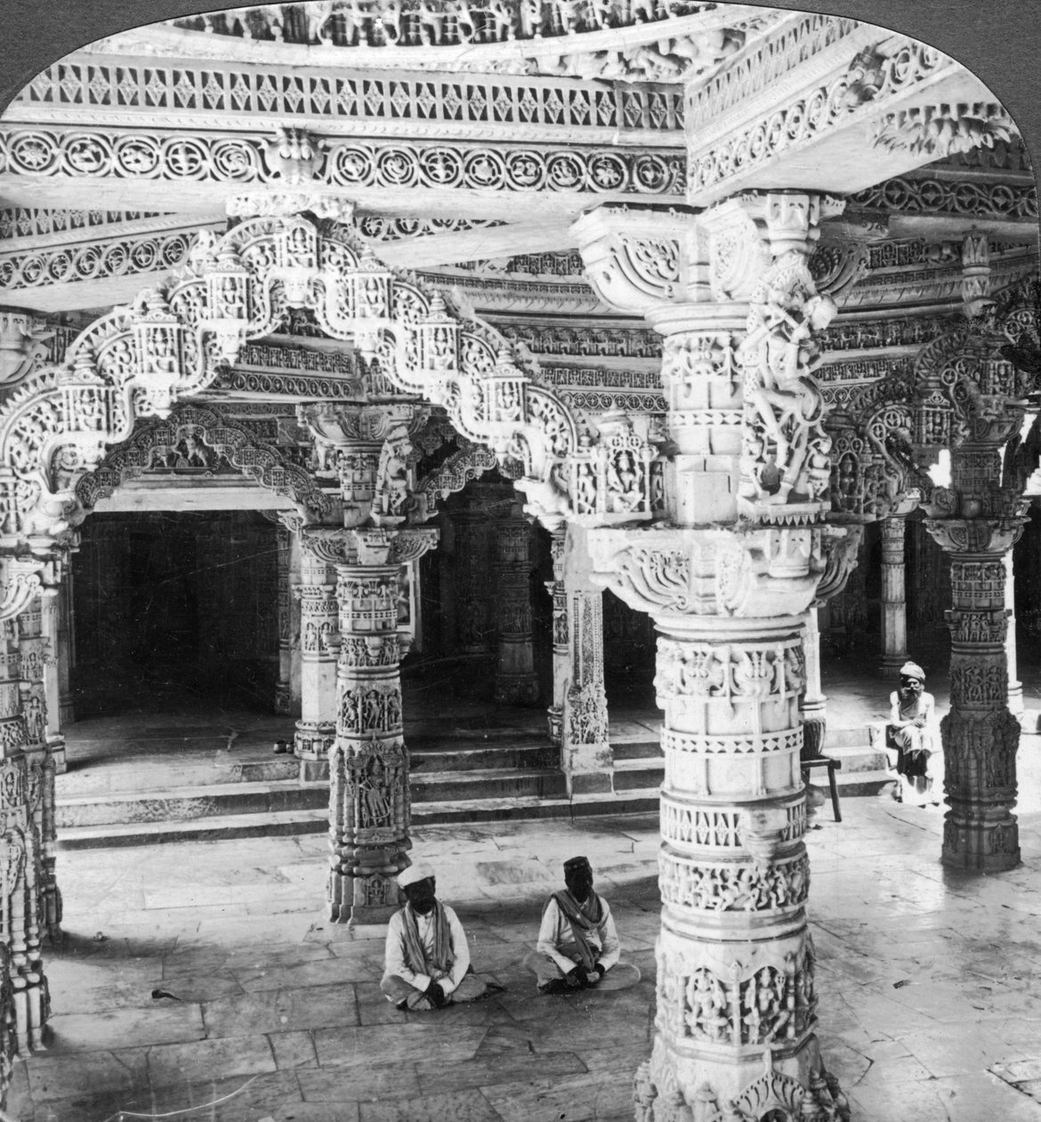 Interiør av tempelet til Vimala Sah, Mount Abu, India, 1903. av Underwood and Underwood