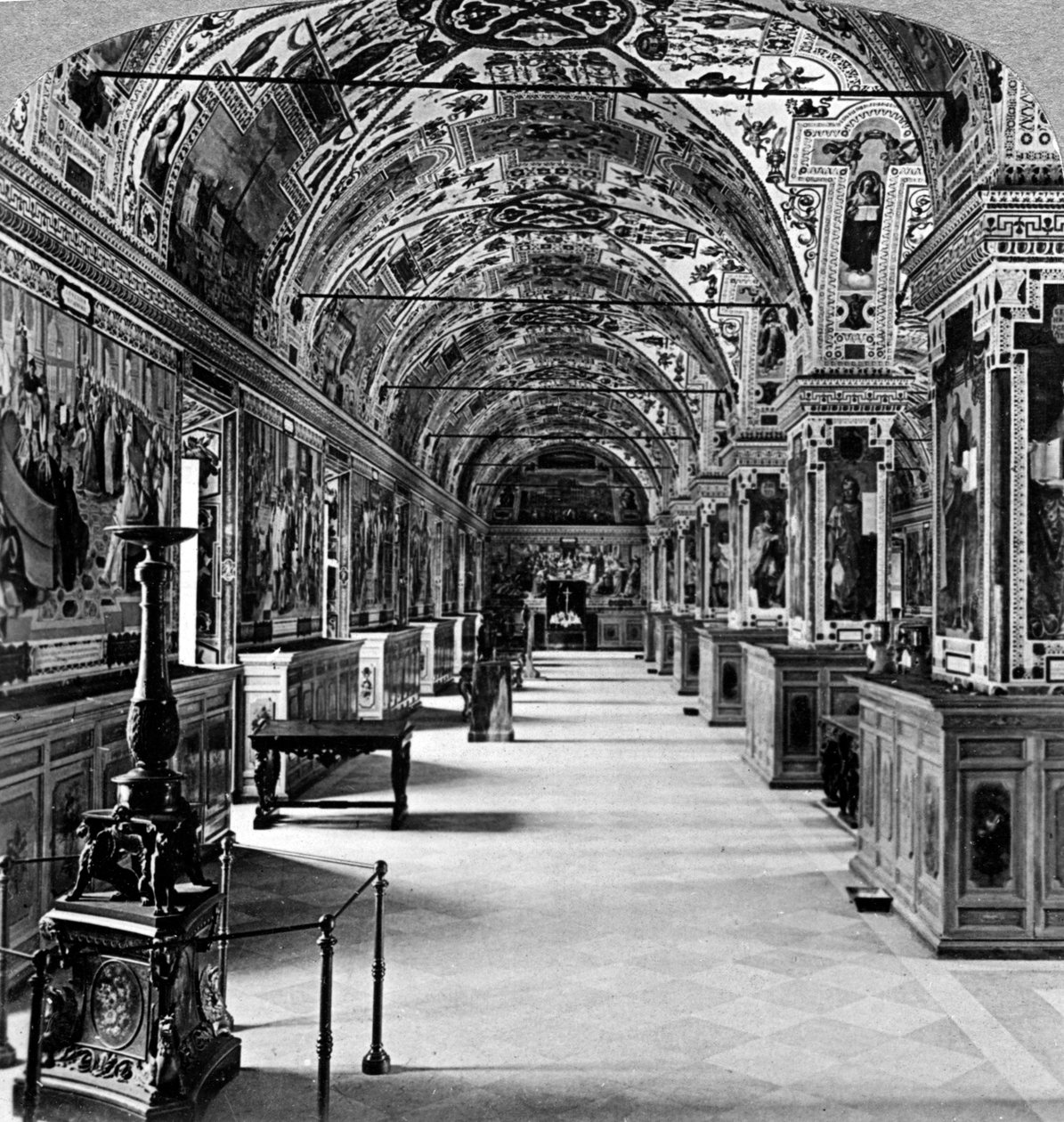 Interiør i Vatikanets bibliotek, Roma, Italia. av Underwood and Underwood
