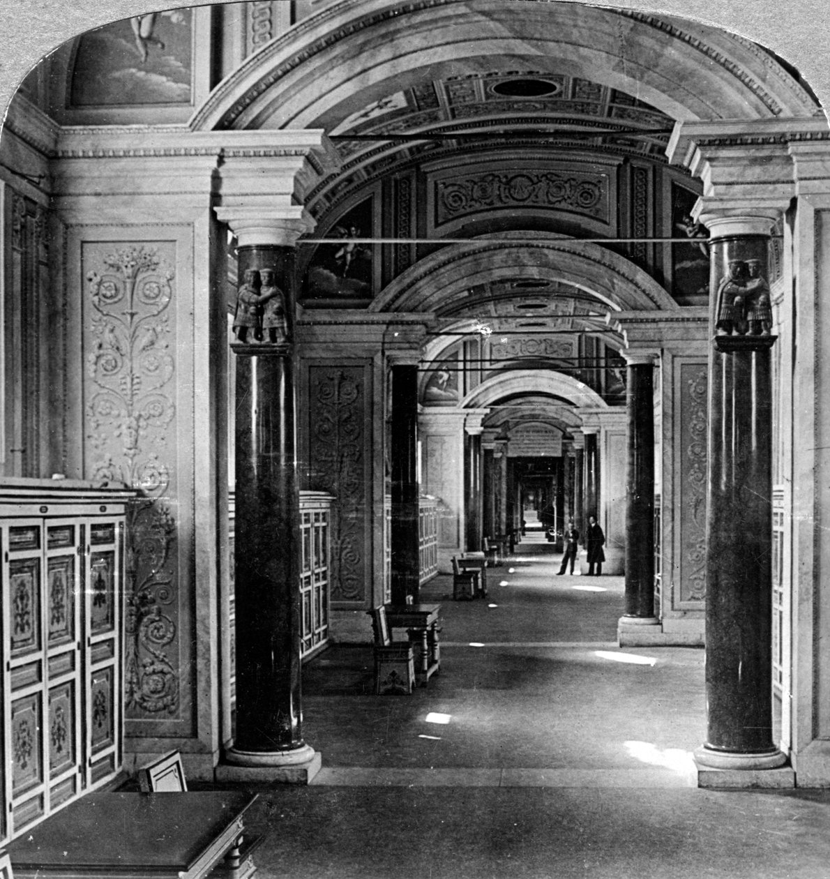 Interiør i Vatikanets bibliotek, Roma, Italia. av Underwood and Underwood
