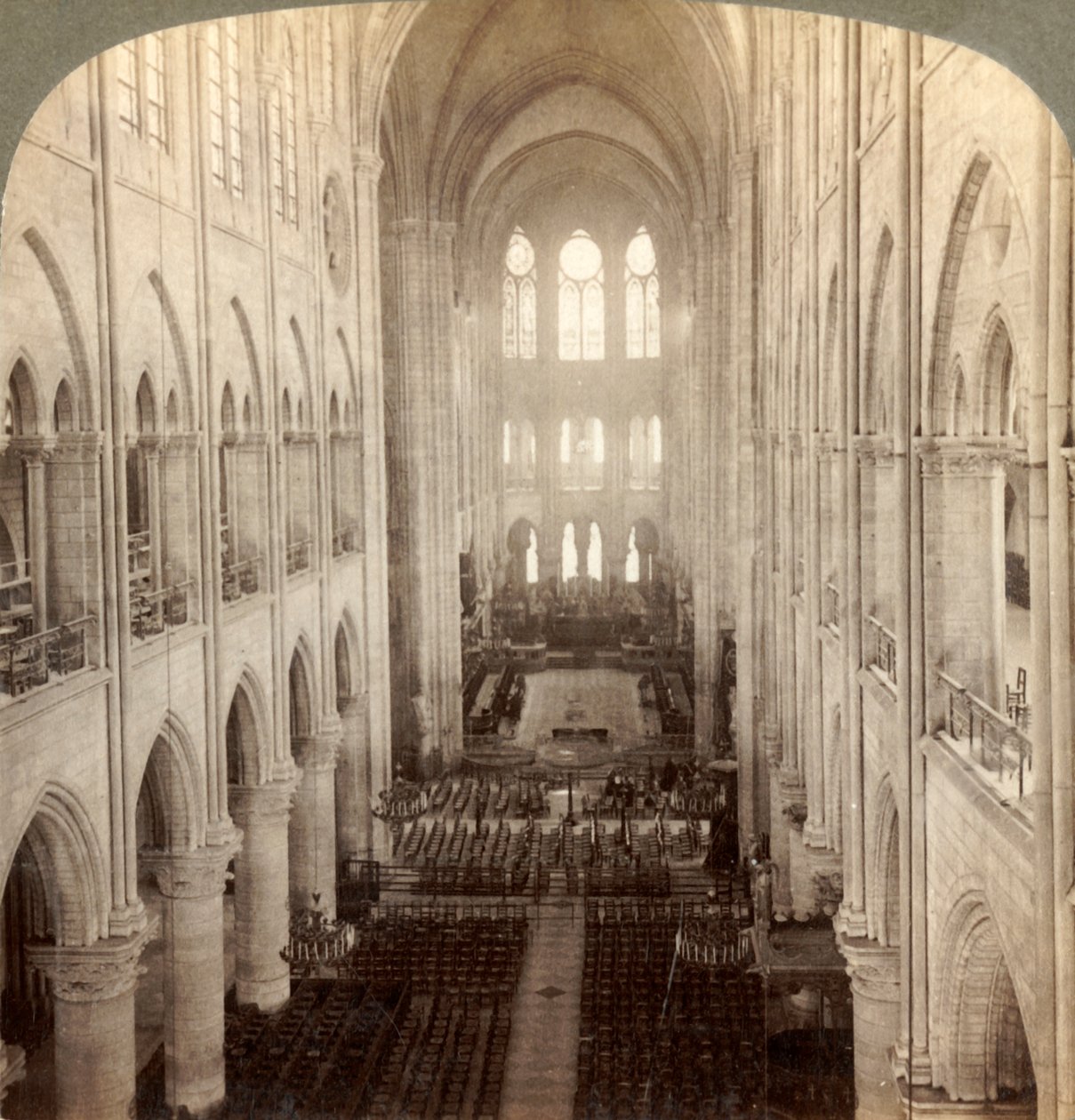 Interiør i den store Notre Dame-katedralen, Paris, Frankrike, 1900. av Underwood and Underwood