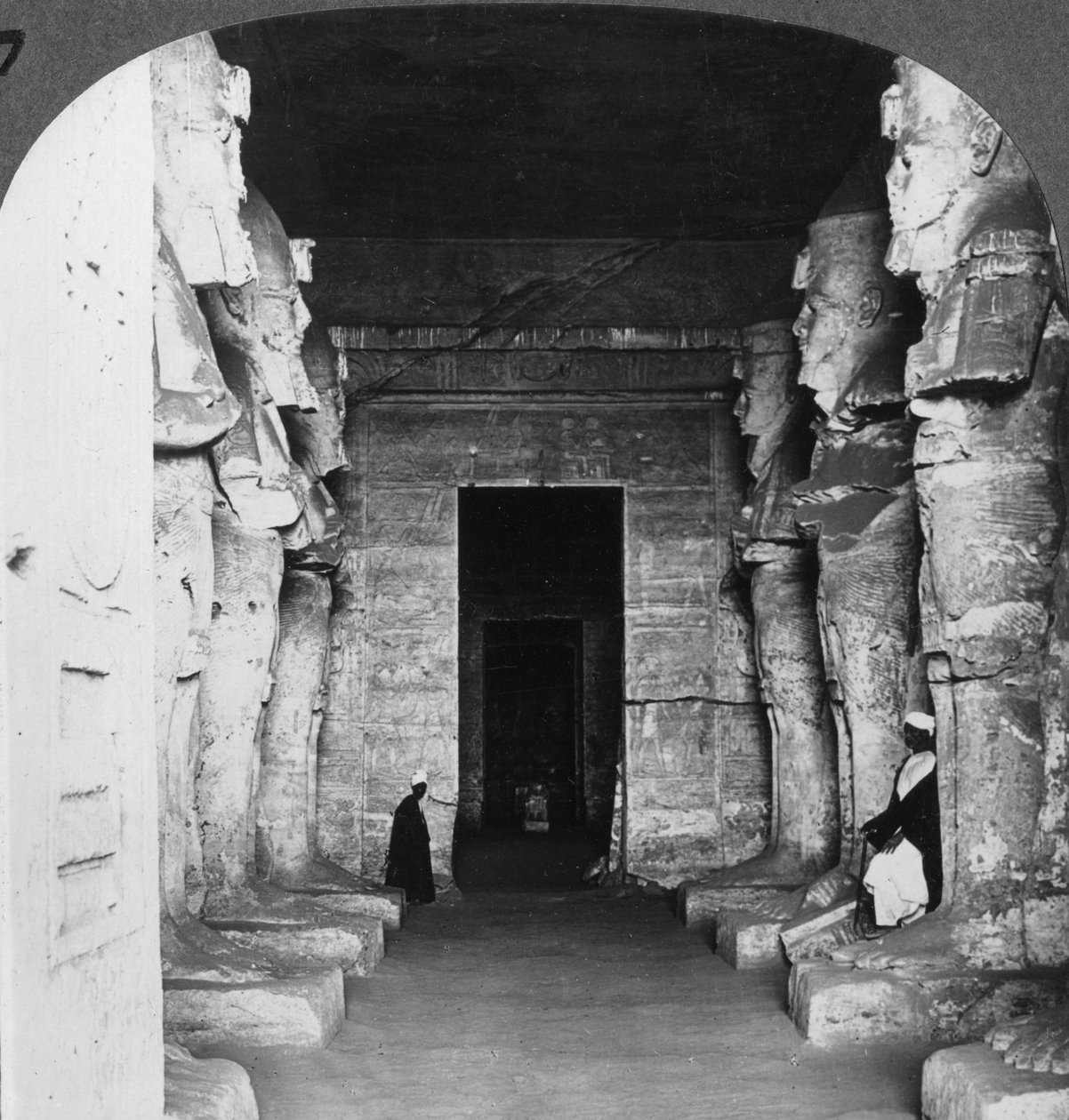 Interiør av det steinhuggede tempelet til Abu Simbel, Egypt, 1905. av Underwood and Underwood