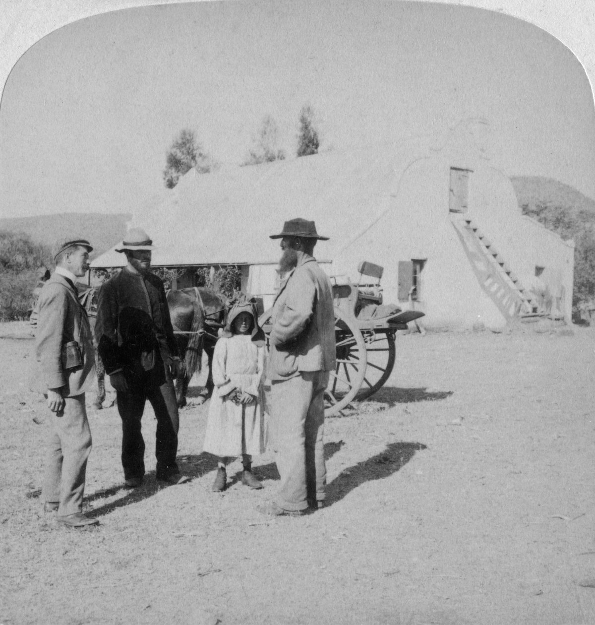 Intervjuer en boerbonde hjemme hos ham nær Brandfort, Sør-Afrika, boerkrigen, 1901. av Underwood and Underwood