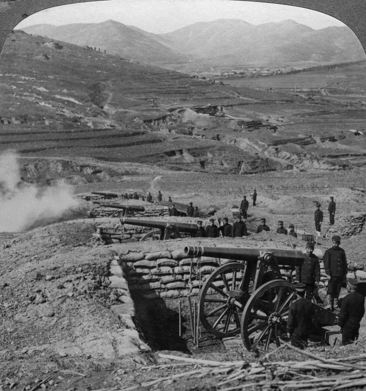 Japanske batterier som skyter mot russiske fort, beleiring av Port Arthur, russisk-japanske krigen, 1904-1905. av Underwood and Underwood