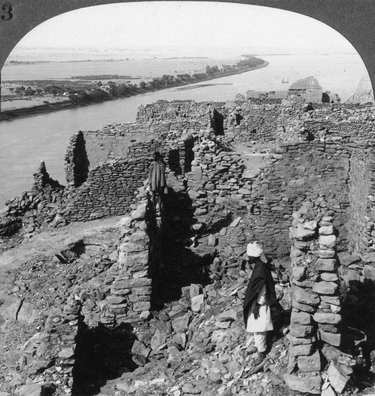 Kasr Qasr Ibrim og utsikt nedover Nilen i Nubia, Egypt, 1905. av Underwood and Underwood