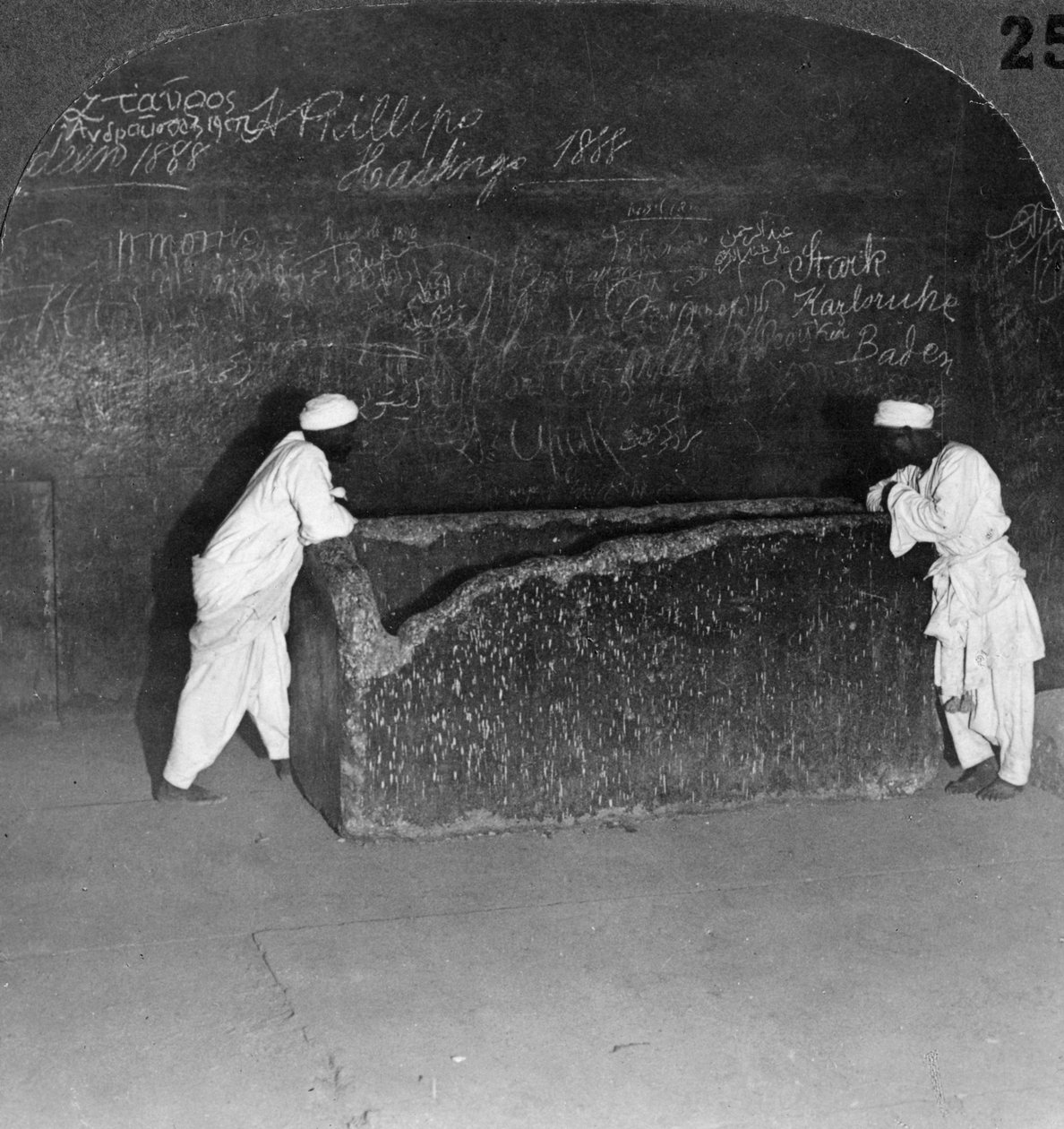 Khufus sarkofag, knust av ranere, i den store pyramiden, Egypt, 1905. av Underwood and Underwood