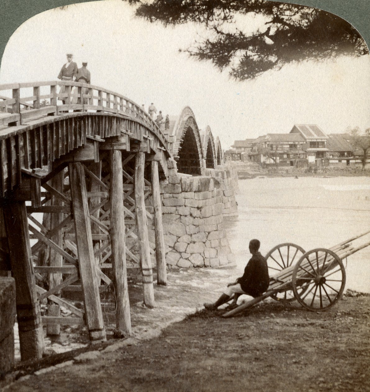 Kintai-broen over Nishiki-elven ved Iwakuni, ser nordover, Japan, 1904. av Underwood and Underwood