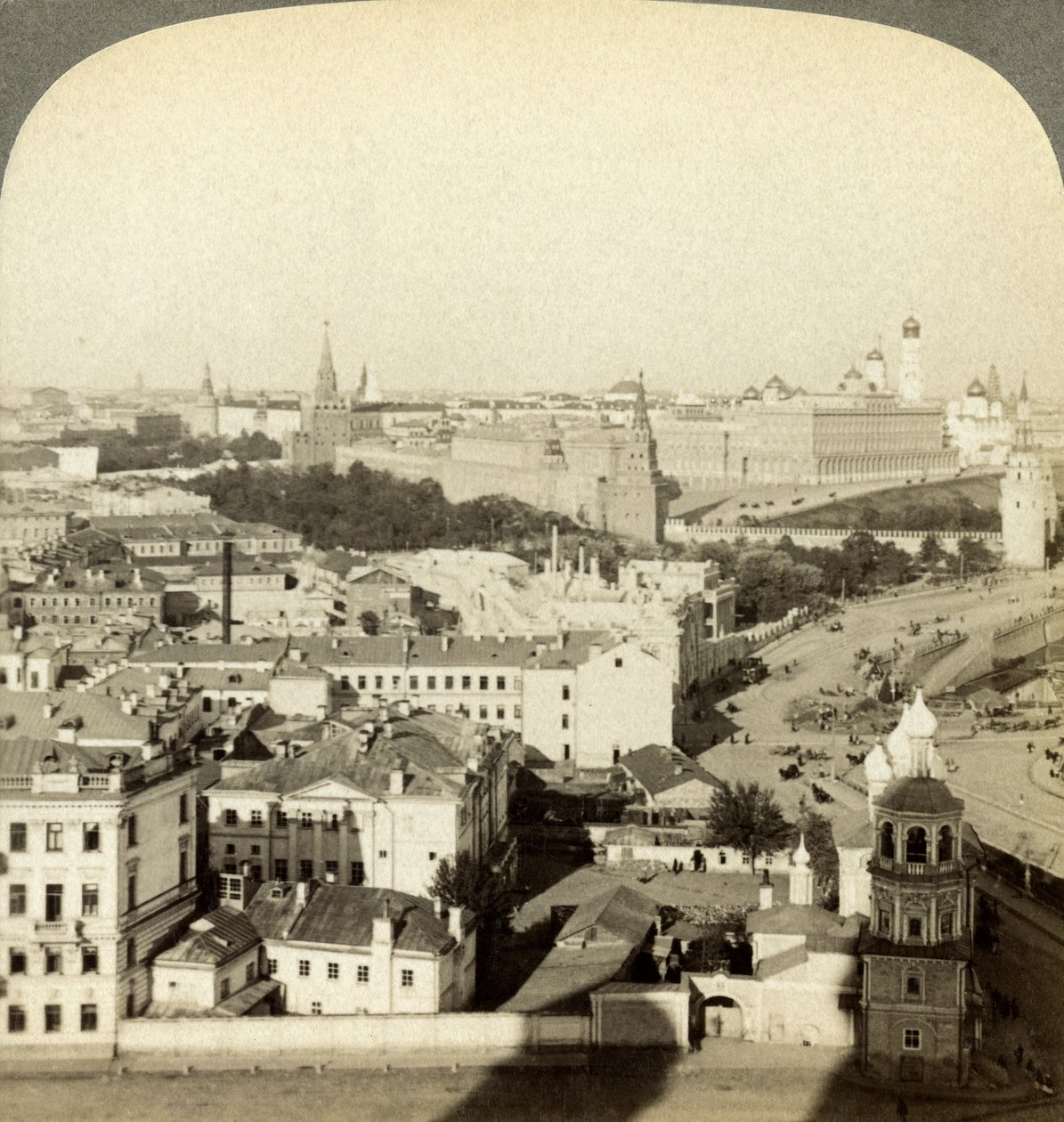 Kremlmuren, Moskva, Russland. av Underwood and Underwood