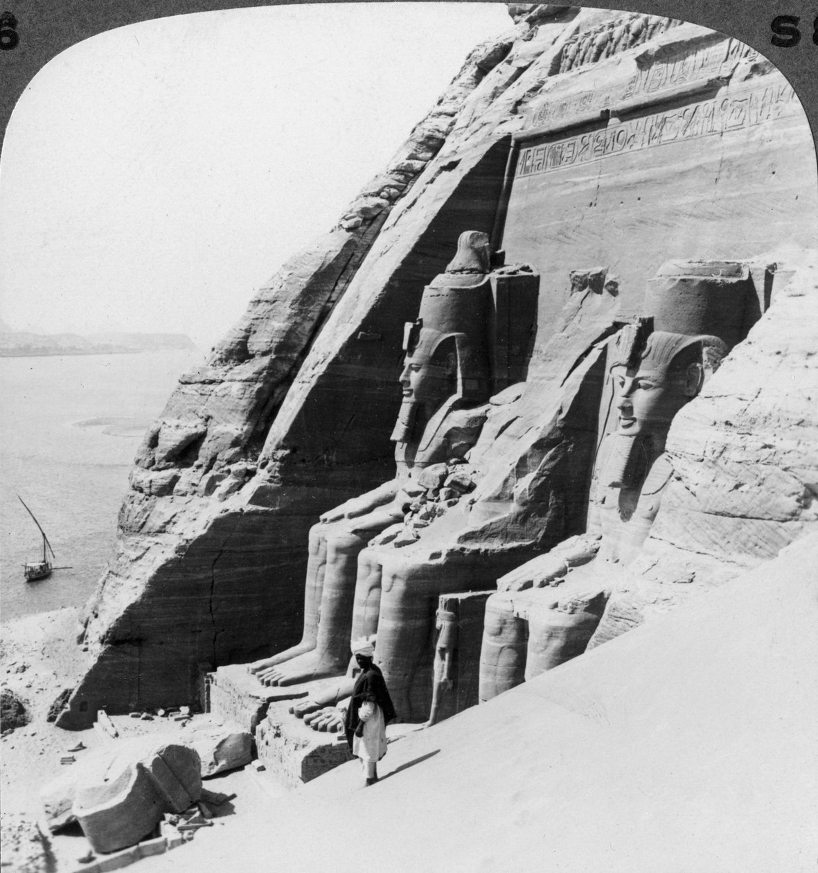 Ser ned på elven forbi forsiden av Abu Simbel-tempelet, Egypt, 1905. av Underwood and Underwood