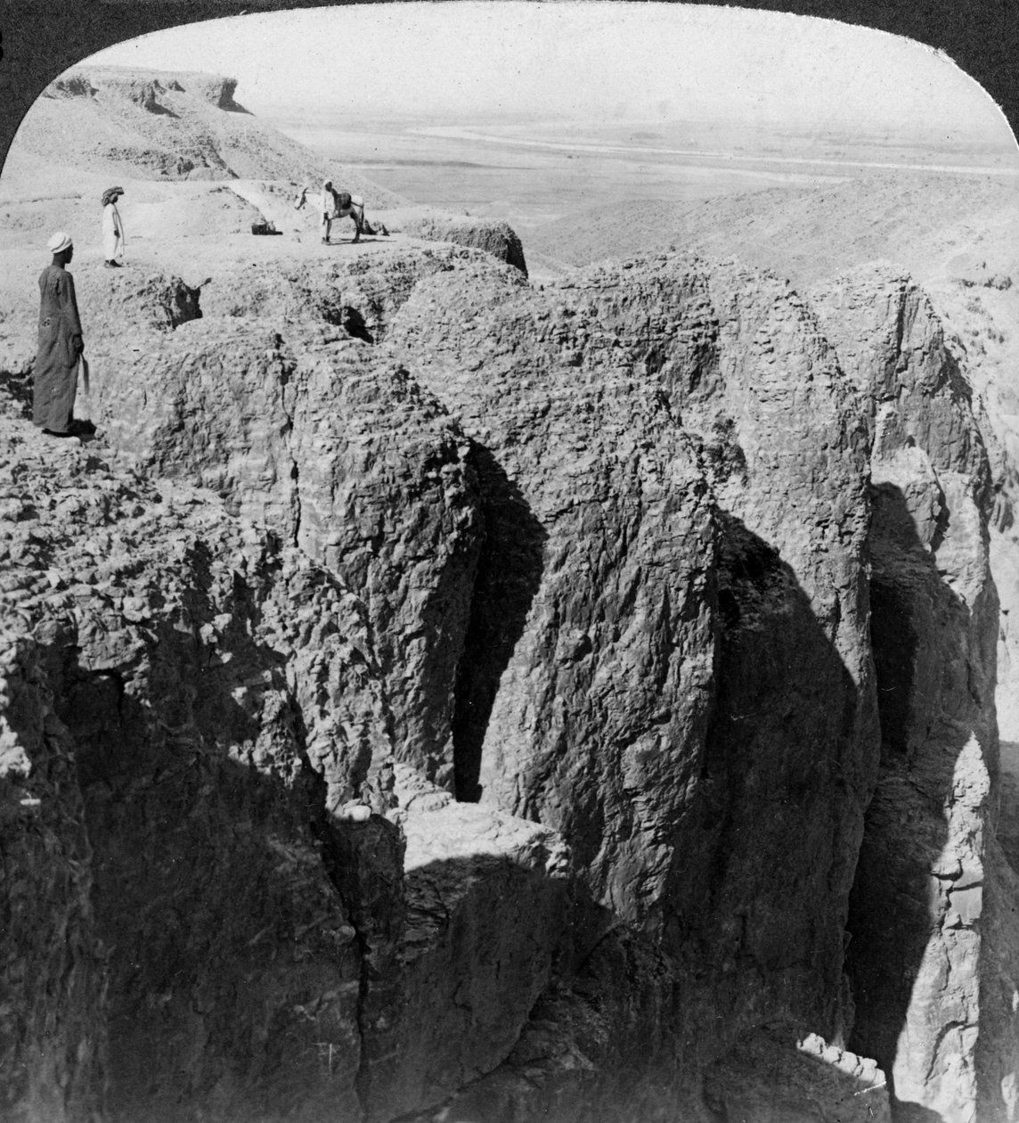 Ser nedover Nilen fra de vestlige klippene i Theben, Egypt, 1905. av Underwood and Underwood
