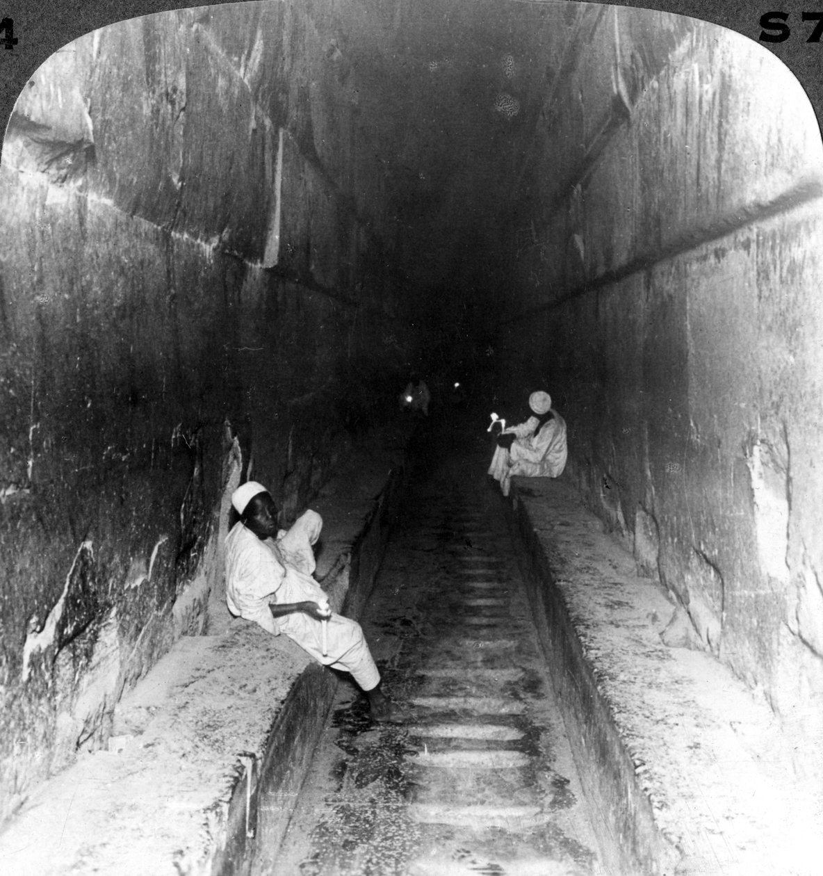 Ser nedover hovedpassasjen til Khufus grav i den store pyramiden, Egypt, 1905. av Underwood and Underwood