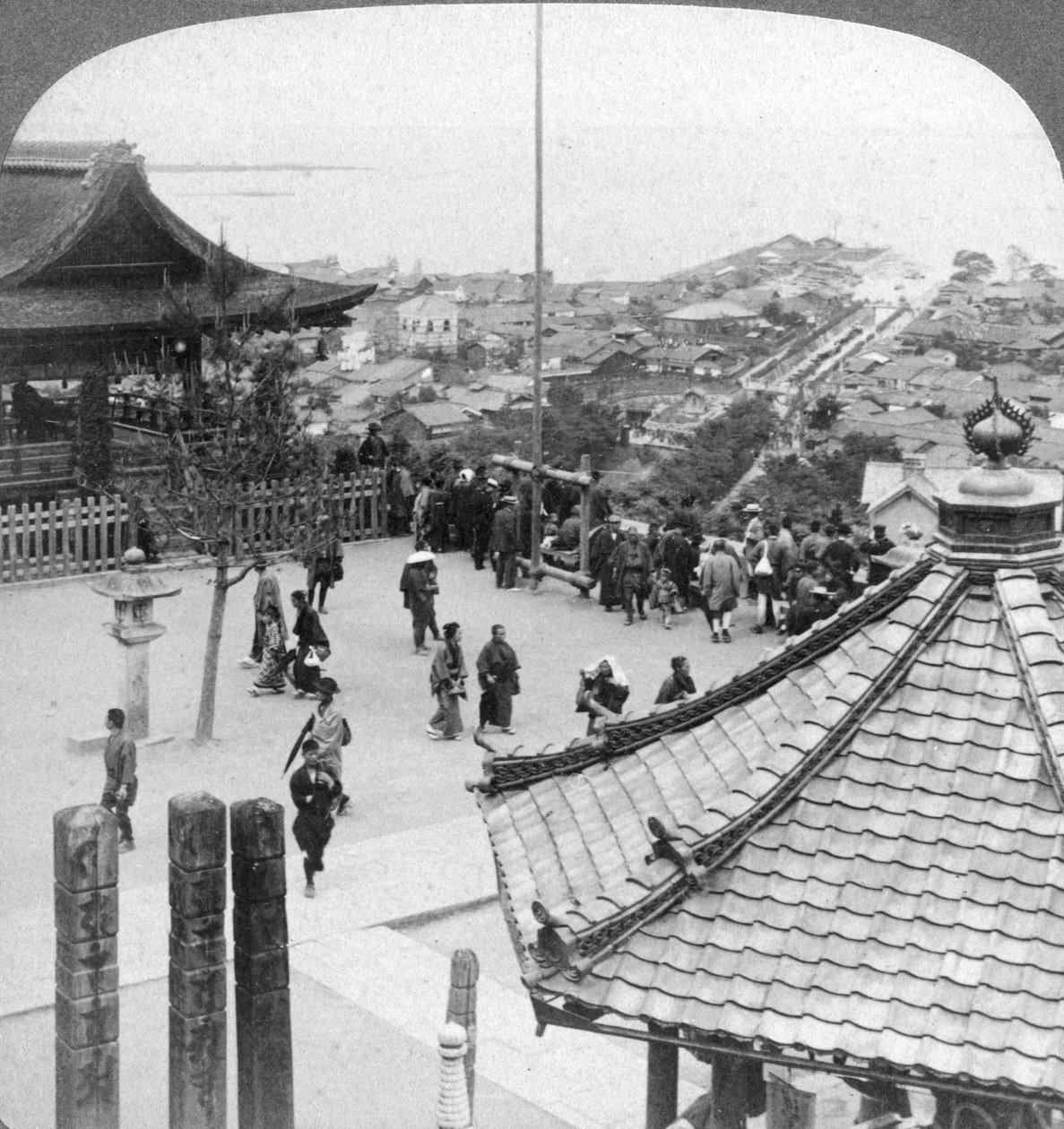 Ser østover fra Mildera-tempelet over Otsu og innsjøen Biwa, Japan, 1904. av Underwood and Underwood