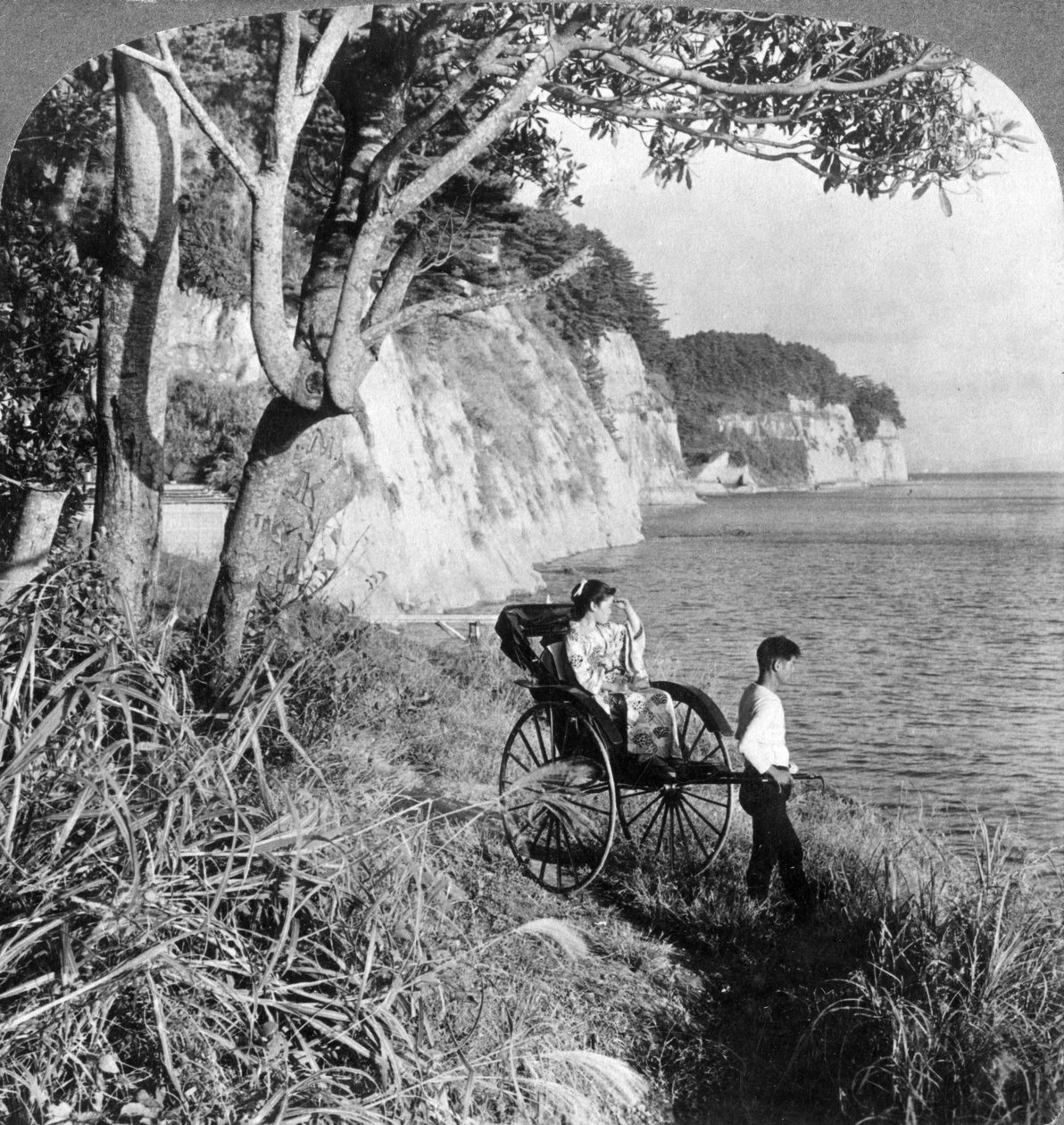 Ser østover over Mississippi Bay, nær Yokohama, Japan, 1904. av Underwood and Underwood
