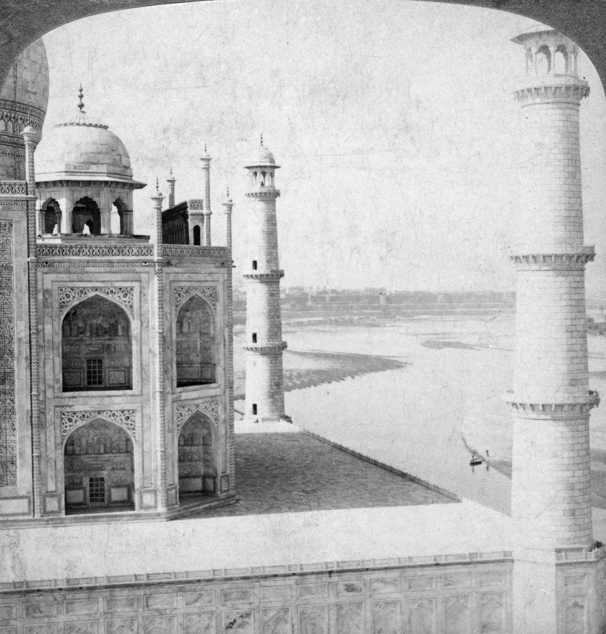 Ser nord-vest fra Taj Mahal oppover Jumna-elven til Agra, India, 1903. av Underwood and Underwood