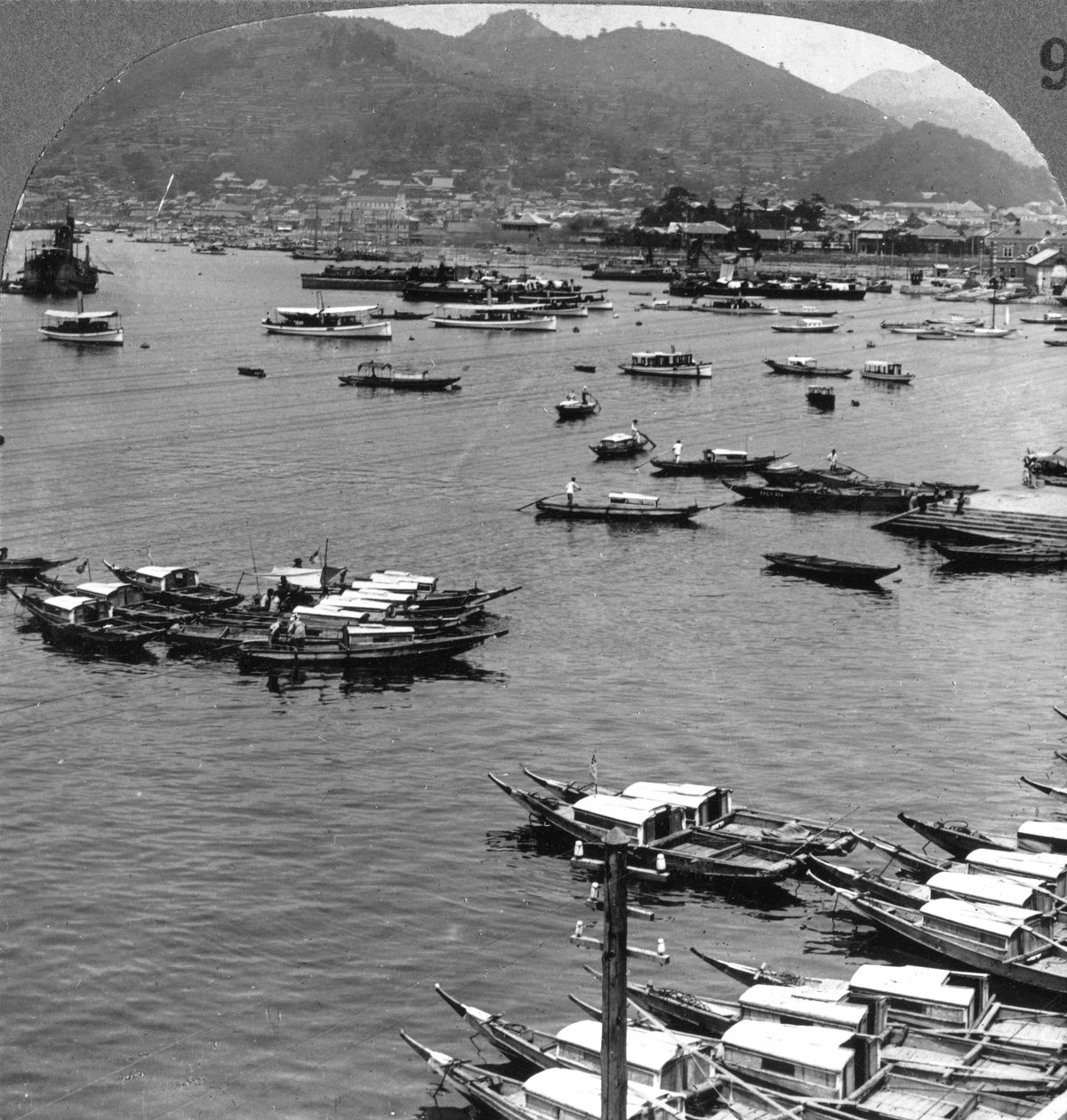 Ser nordover over fartøyer i havnen i Nagasaki, Japan, 1904. av Underwood and Underwood