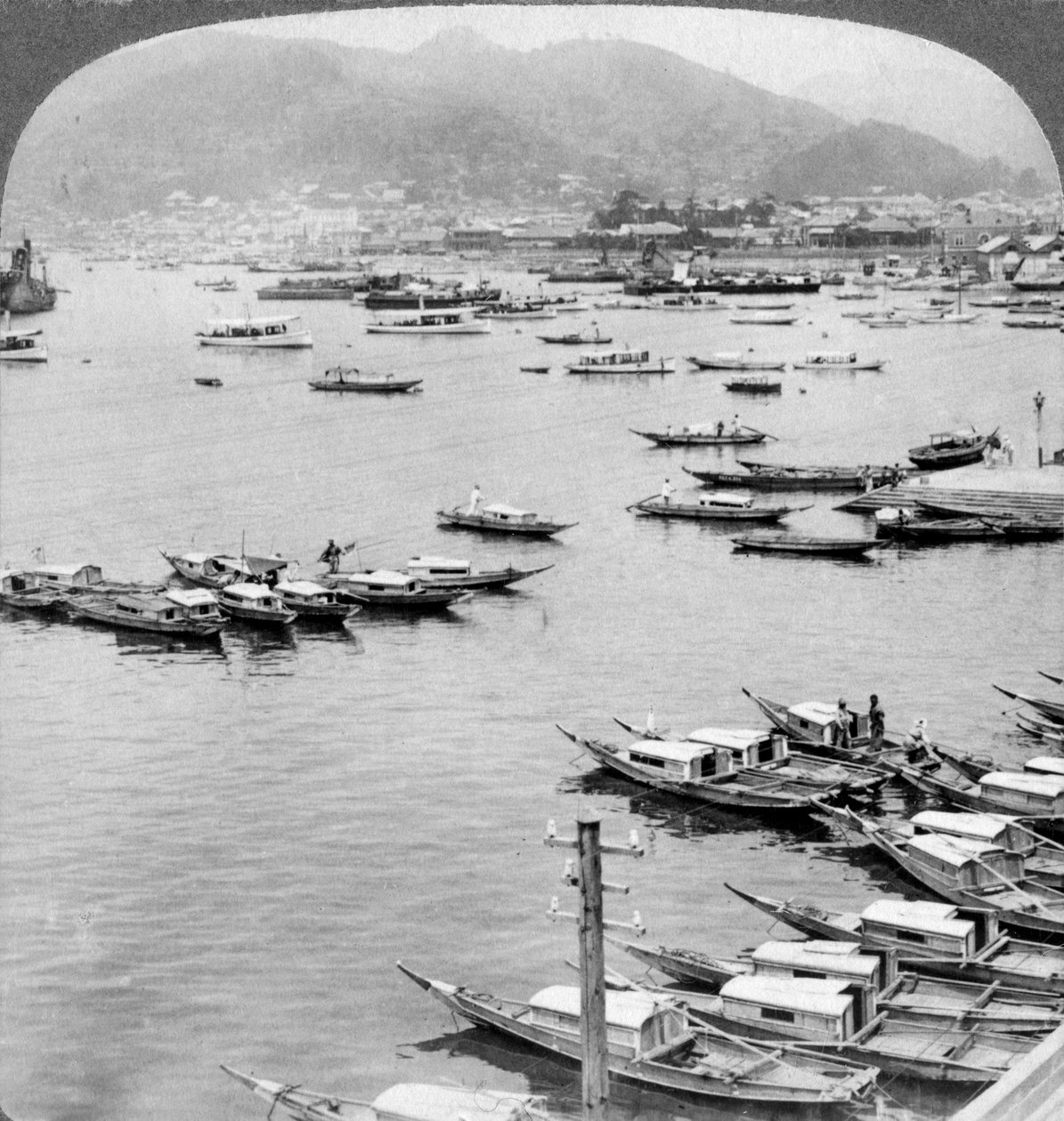 Ser nordover over fartøyer i havnen i Nagasaki, Japan, 1904. av Underwood and Underwood