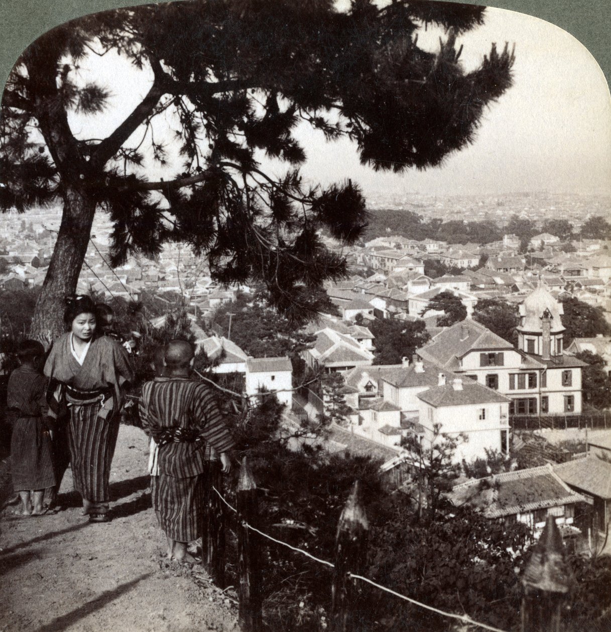 Ser sørøstover fra de furukrønnede høydene i Suwa-yama over Kobe, Japan, 1904 av Underwood and Underwood