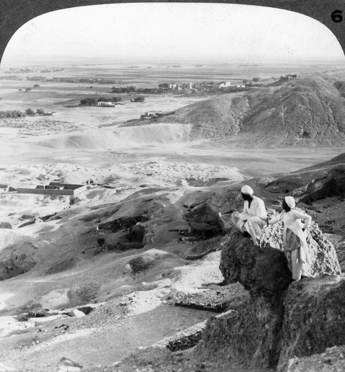 Ser sørover over Theban-sletten og templene i Medinet Habu, Egypt, 1905. av Underwood and Underwood