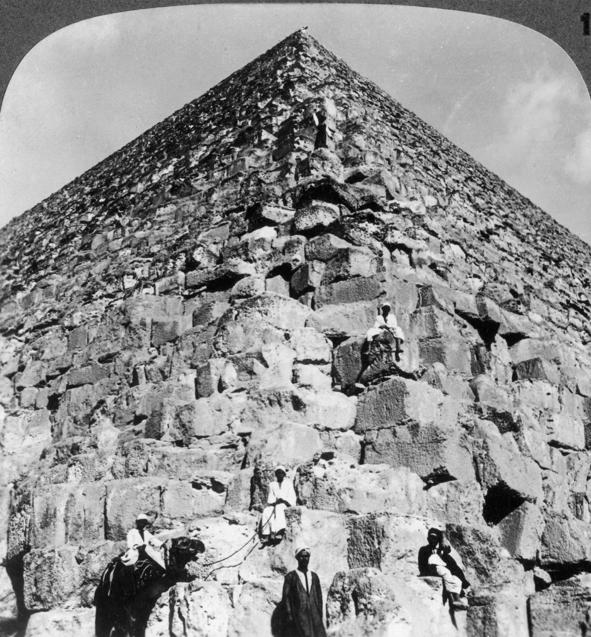 Ser opp det nordøstlige hjørnet av den store pyramiden, Egypt, 1905. av Underwood and Underwood