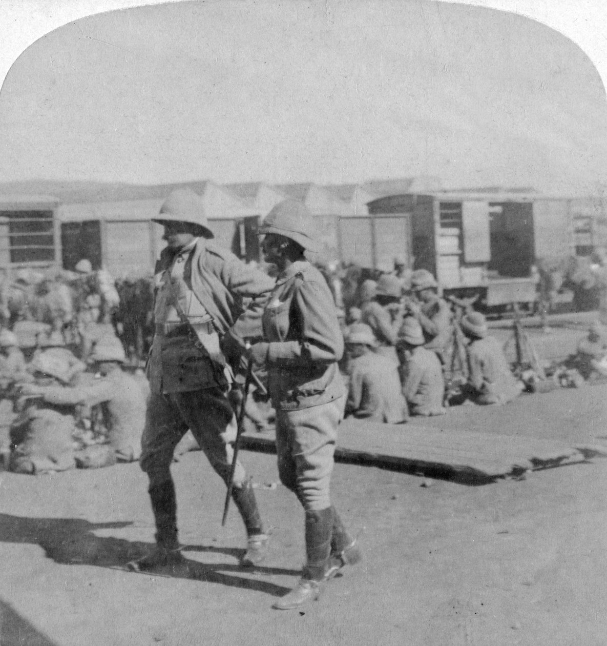 Lord Kitchener og General Pole-Carew ved Pretoria jernbanestasjon, Sør-Afrika, 5. juni 1901. av Underwood and Underwood