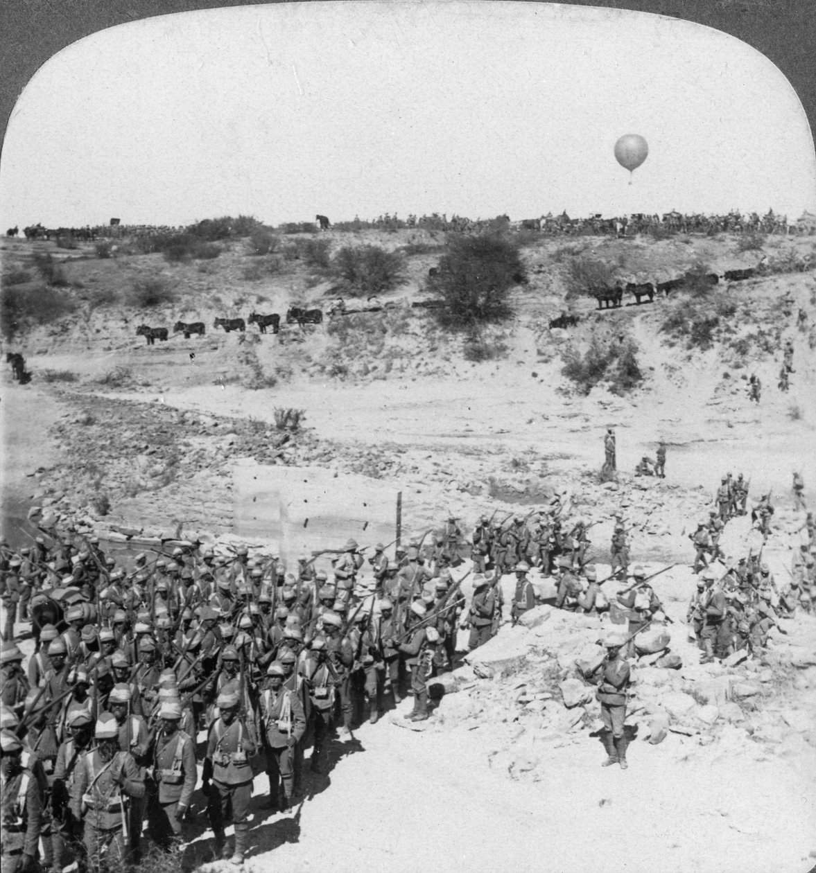 Lord Roberts infanteri krysser Zand-elven, Sør-Afrika, ca 1900-tallet. av Underwood and Underwood