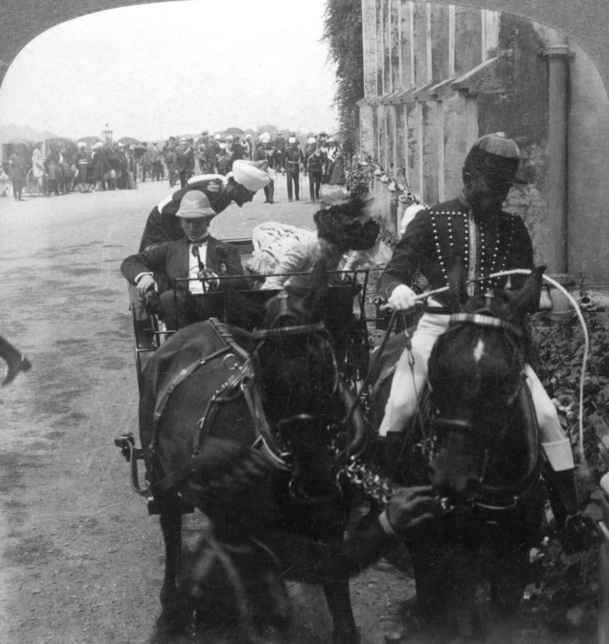 Lord og Lady Curzon ved Christ Church, Simla, India, 1903. av Underwood and Underwood