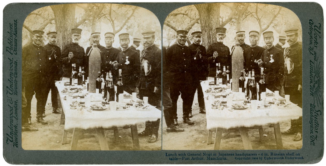 Lunsj med general Nogi ved det japanske hovedkvarteret, Port Arthur, Manchuria, 1904. av Underwood and Underwood