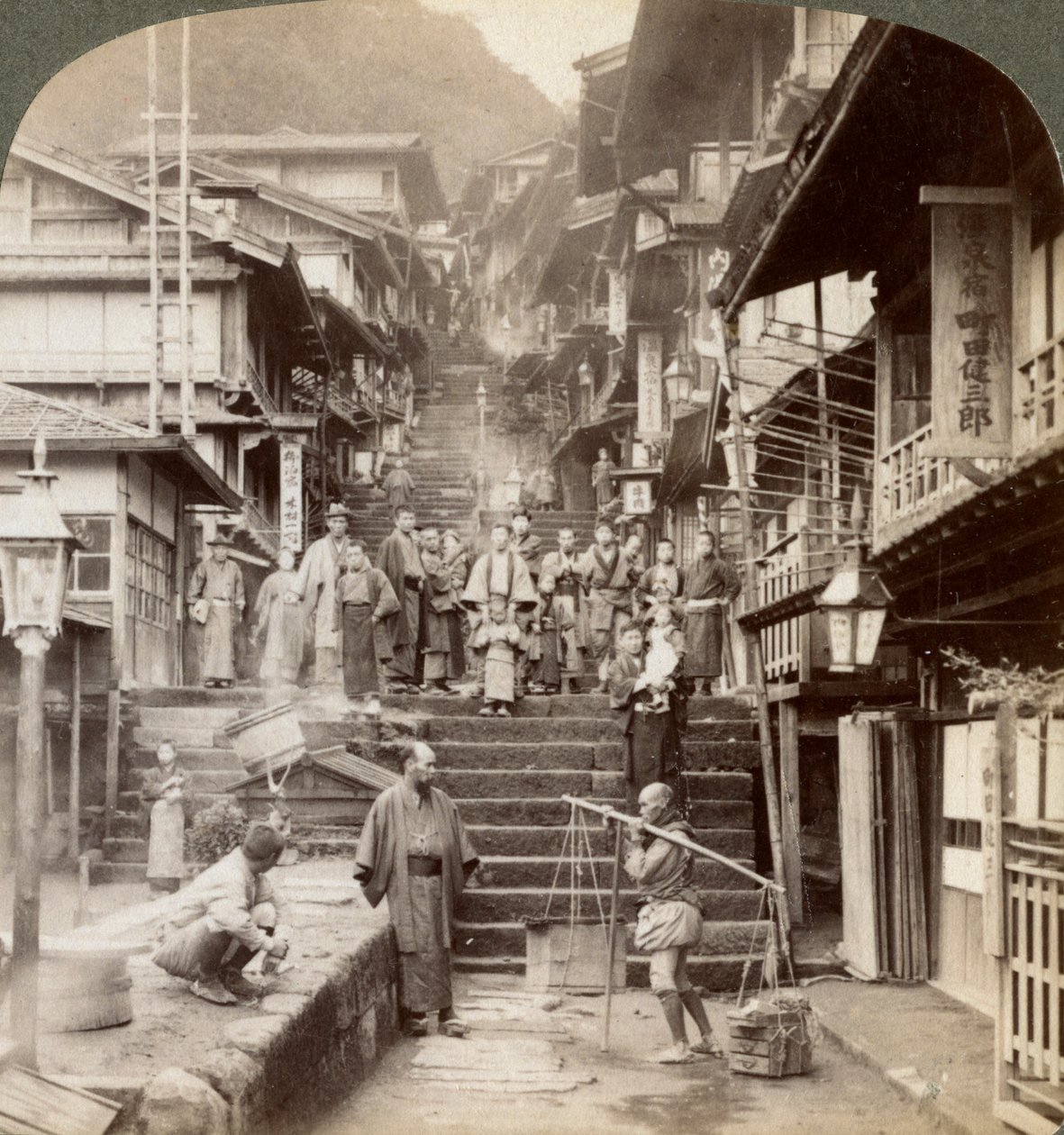 Hovedgate opp den bratte siden av Mount Haruna ved en kjent landsby med varme kilder, Ikao, Japan, 1904. av Underwood and Underwood