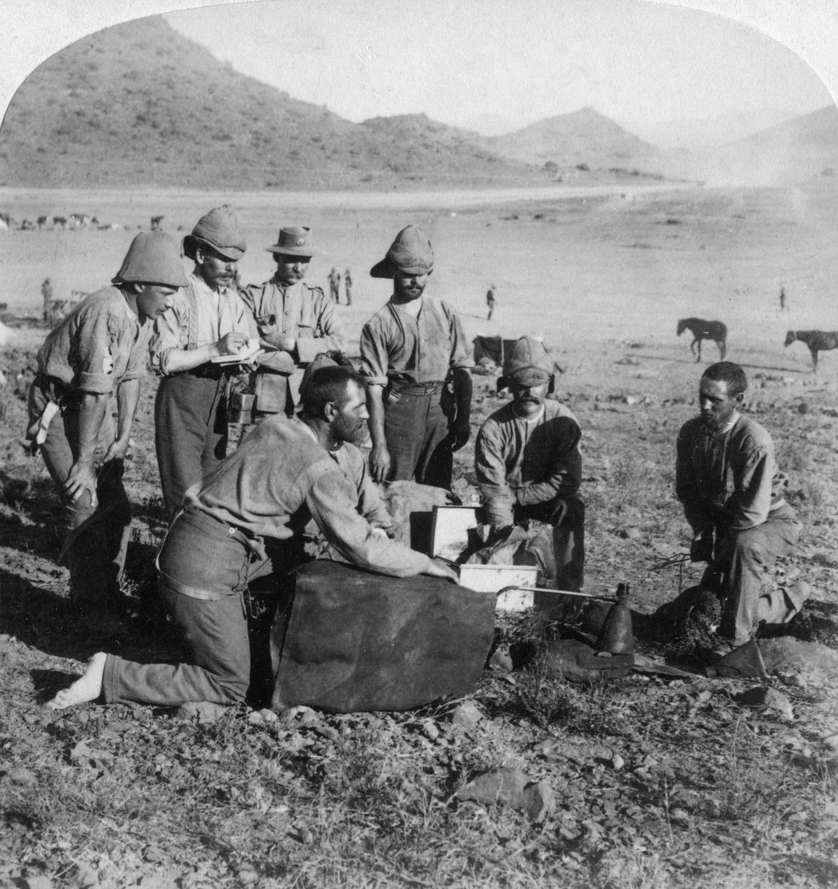 Lage gass til en av krigsballongene ved Slingersfontein, Sør-Afrika, Boer War, 1900. av Underwood and Underwood