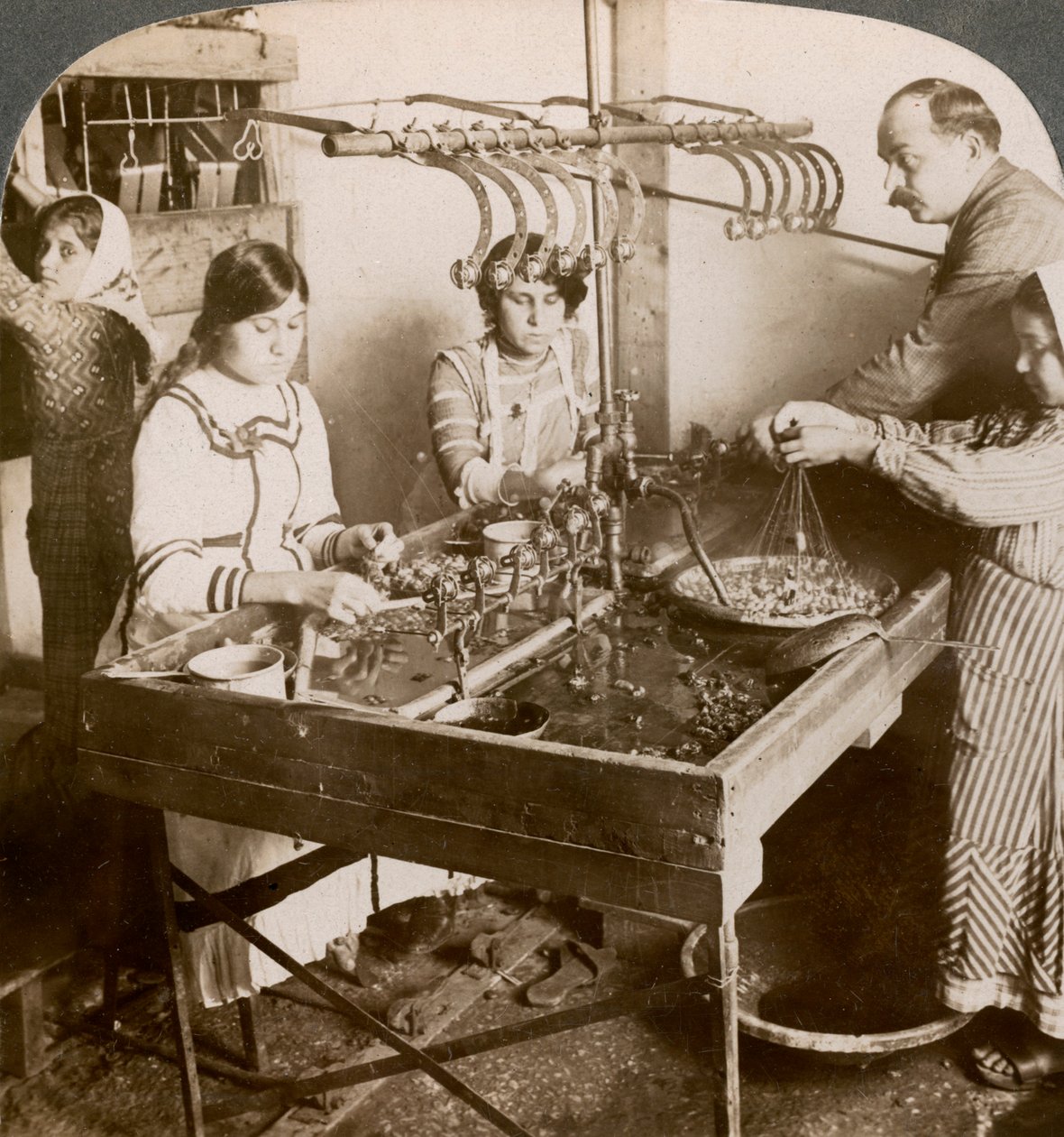 Produserer silke, Syria, 1900-tallet. av Underwood and Underwood