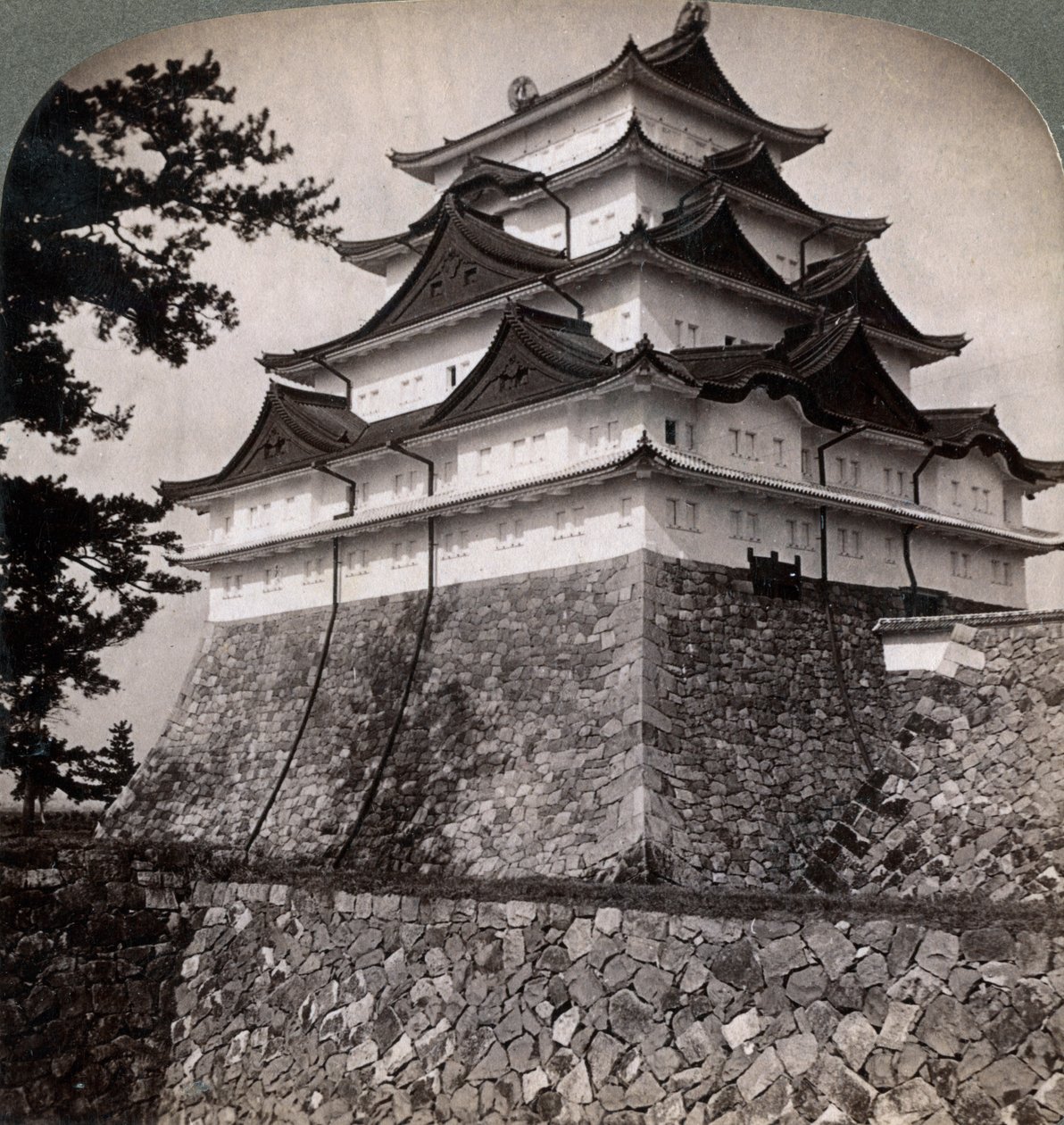 Middelalderslott med vollgrav av japanske prinser, noen ganger brukt av Mikado Nagoya, Japan, 1896 av Underwood and Underwood