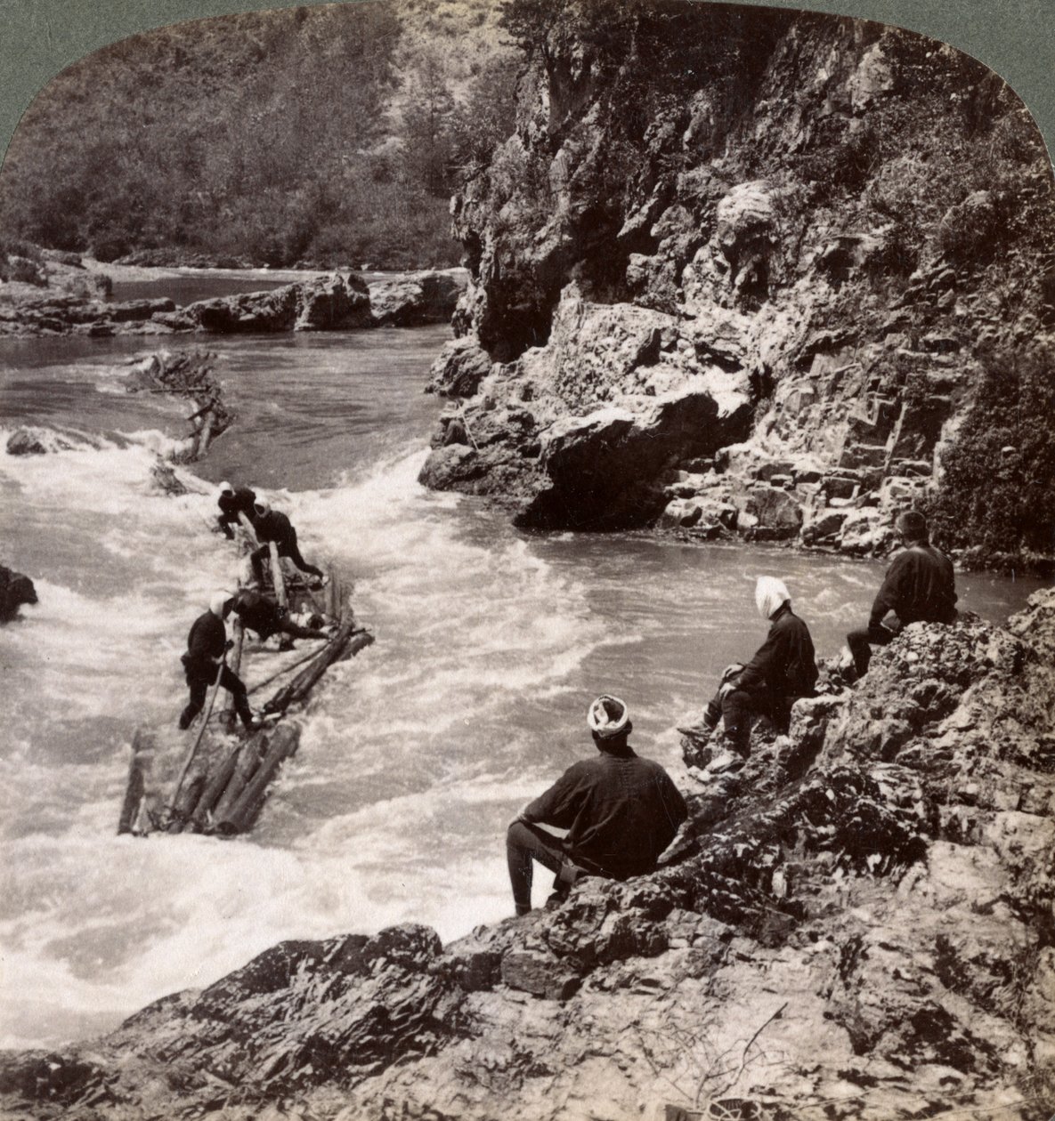 Menn på en tømmerflåte, skyter Hozu Rapids på Katsura-elven, Kyoto, Japan, 1904 av Underwood and Underwood