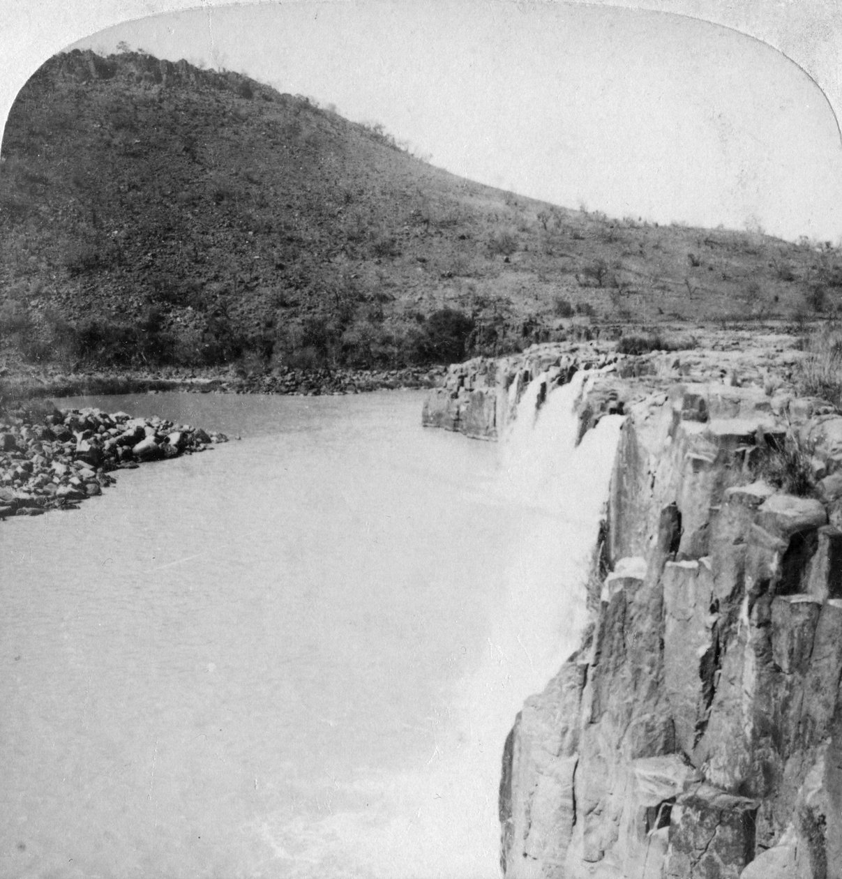Middle Falls of the Tugela River fra et Boer-lager, nær Colenso, Sør-Afrika, 2. Boer War, 1901 av Underwood and Underwood