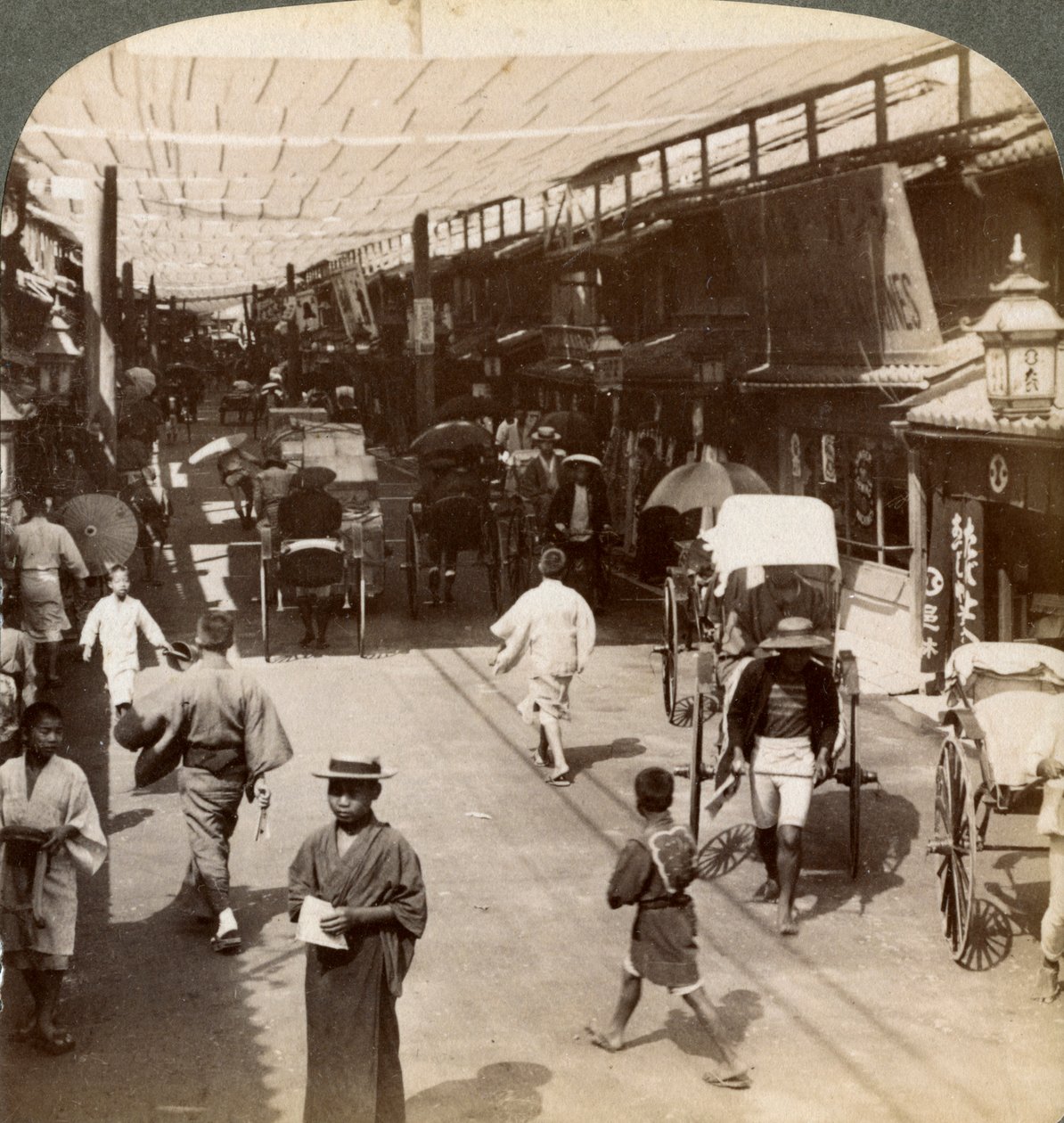 Midtsommertrafikk under markisene til Shijo Bashidori, en travel gjennomfartsvei til Kyoto, Japan, 1904 av Underwood and Underwood