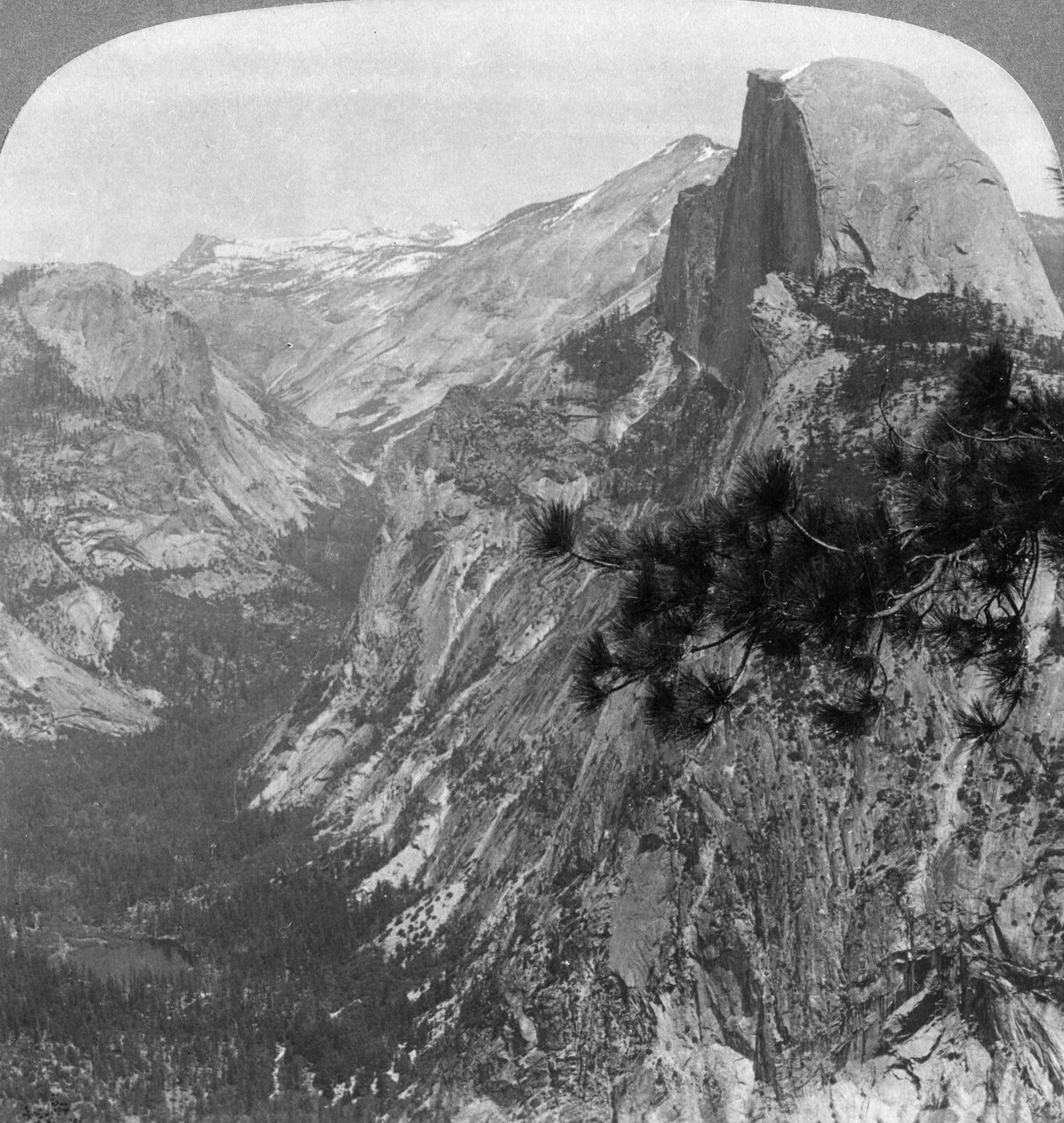 Mirror Lake, Half Dome and Clouds Rest, Yosemite Valley, California, USA, 1902 av Underwood and Underwood