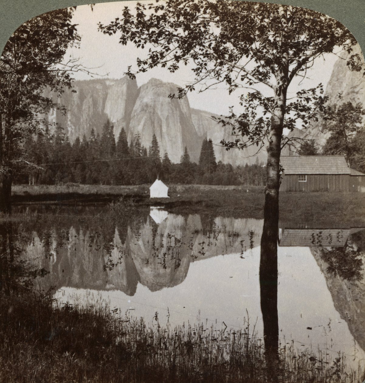 Speilvisning av Cathedral Rocks, Yosemite Valley, California, USA, 1902. av Underwood and Underwood