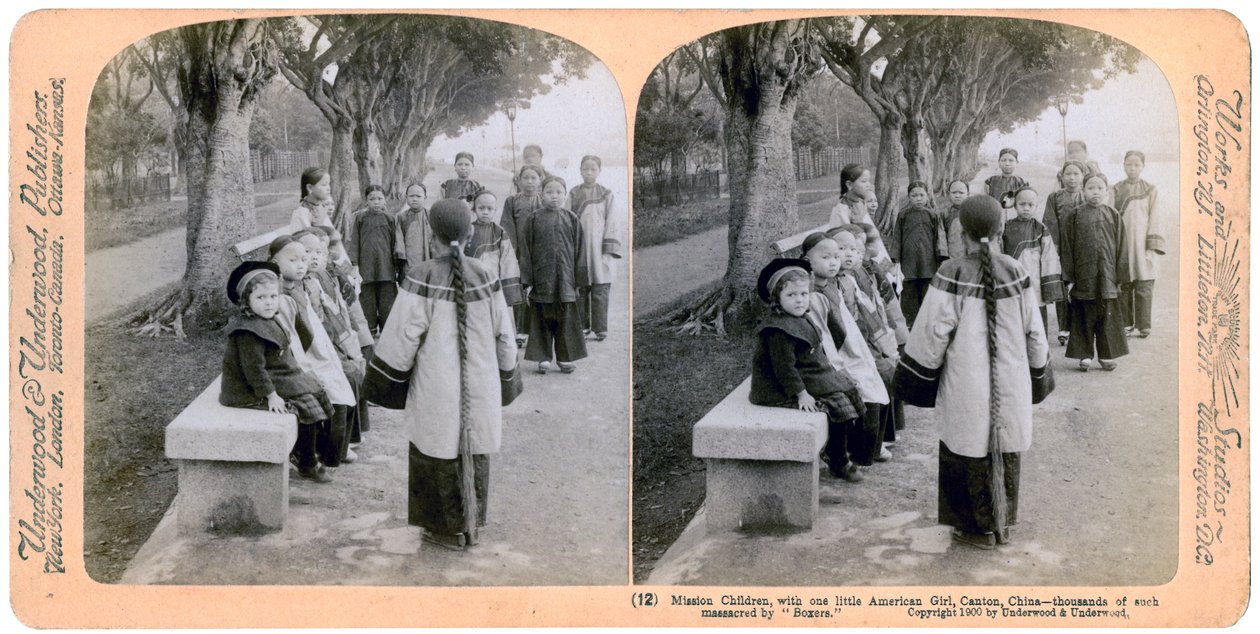 Misjonsbarn, med en liten amerikansk jente, Canton, Kina, 1900 av Underwood and Underwood