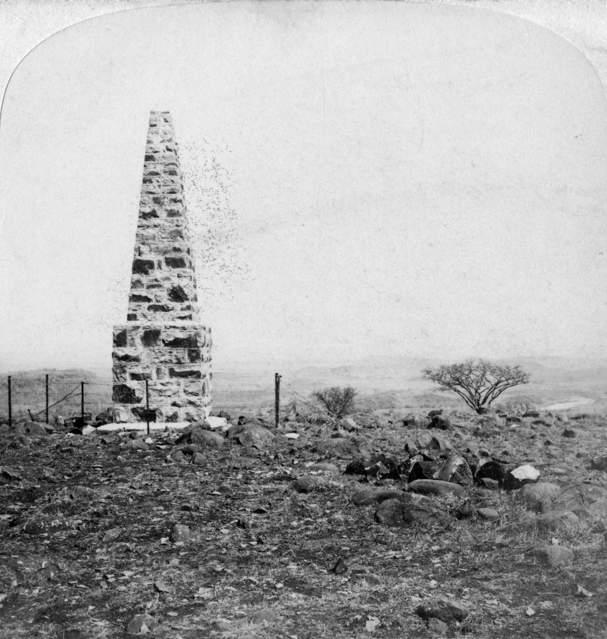 Monument til den 27. Inniskillings, Harts Hill, nær Colenso, Natal, Sør-Afrika, Boer War, 1901 av Underwood and Underwood