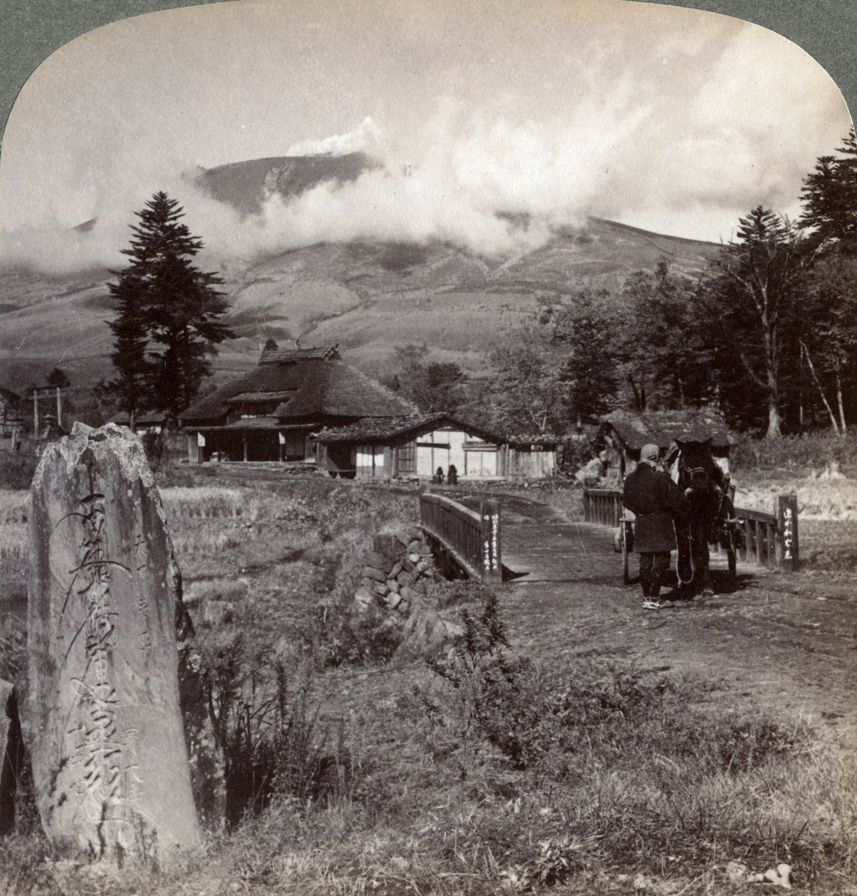 Mount Asama Asamayama, Japans største aktive vulkan, nordvest fra Katsukake, 1904. av Underwood and Underwood