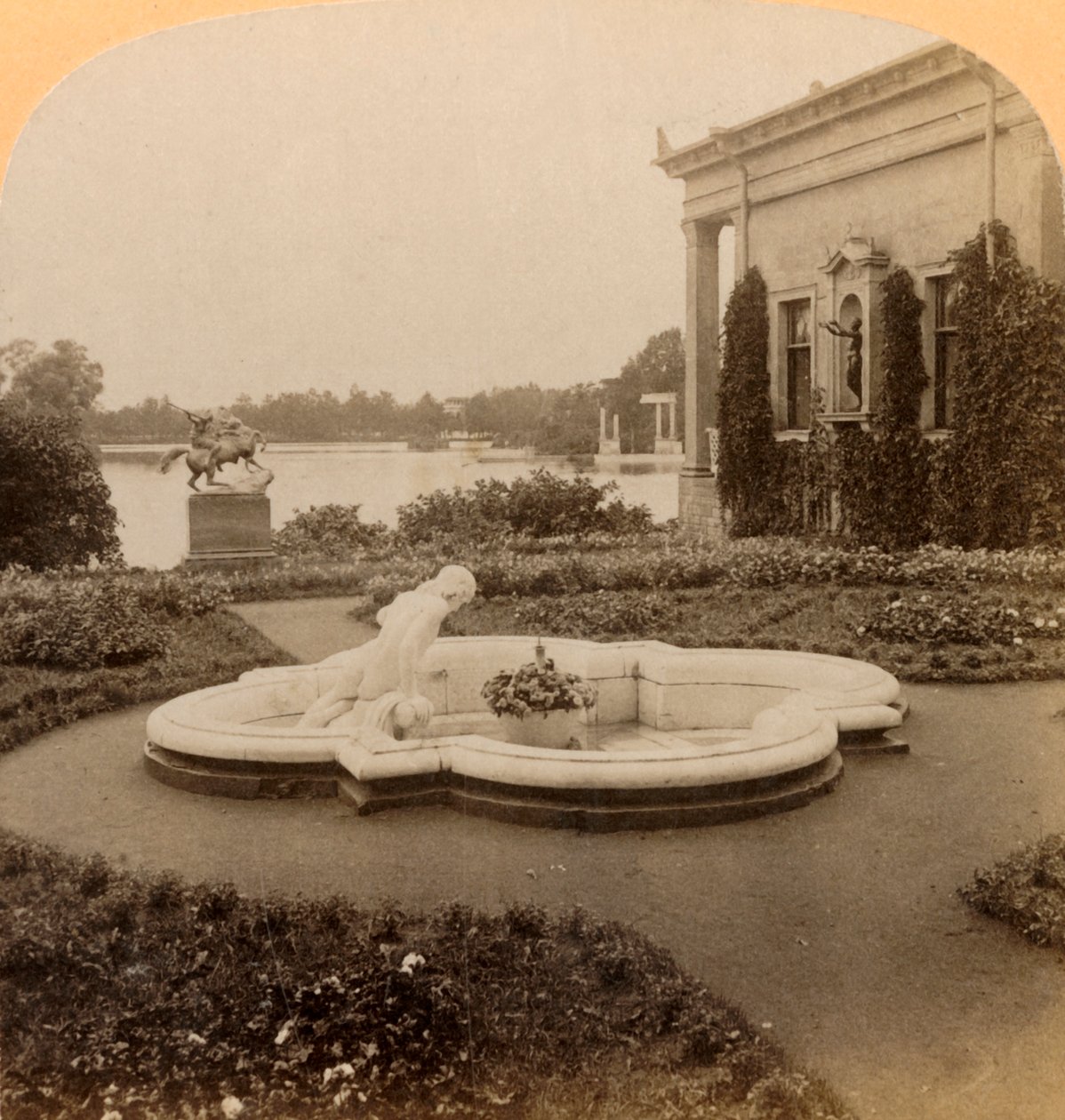 Narcissus-fontenen på Empress Island, Colonists Park, Palace Grounds of Peterhof, Russland, 1898. av Underwood and Underwood