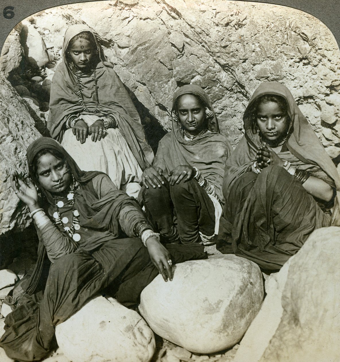Innfødte Bhujji-jenter, River Sutlej, Himalaya, India, ca 1900-tallet. av Underwood and Underwood