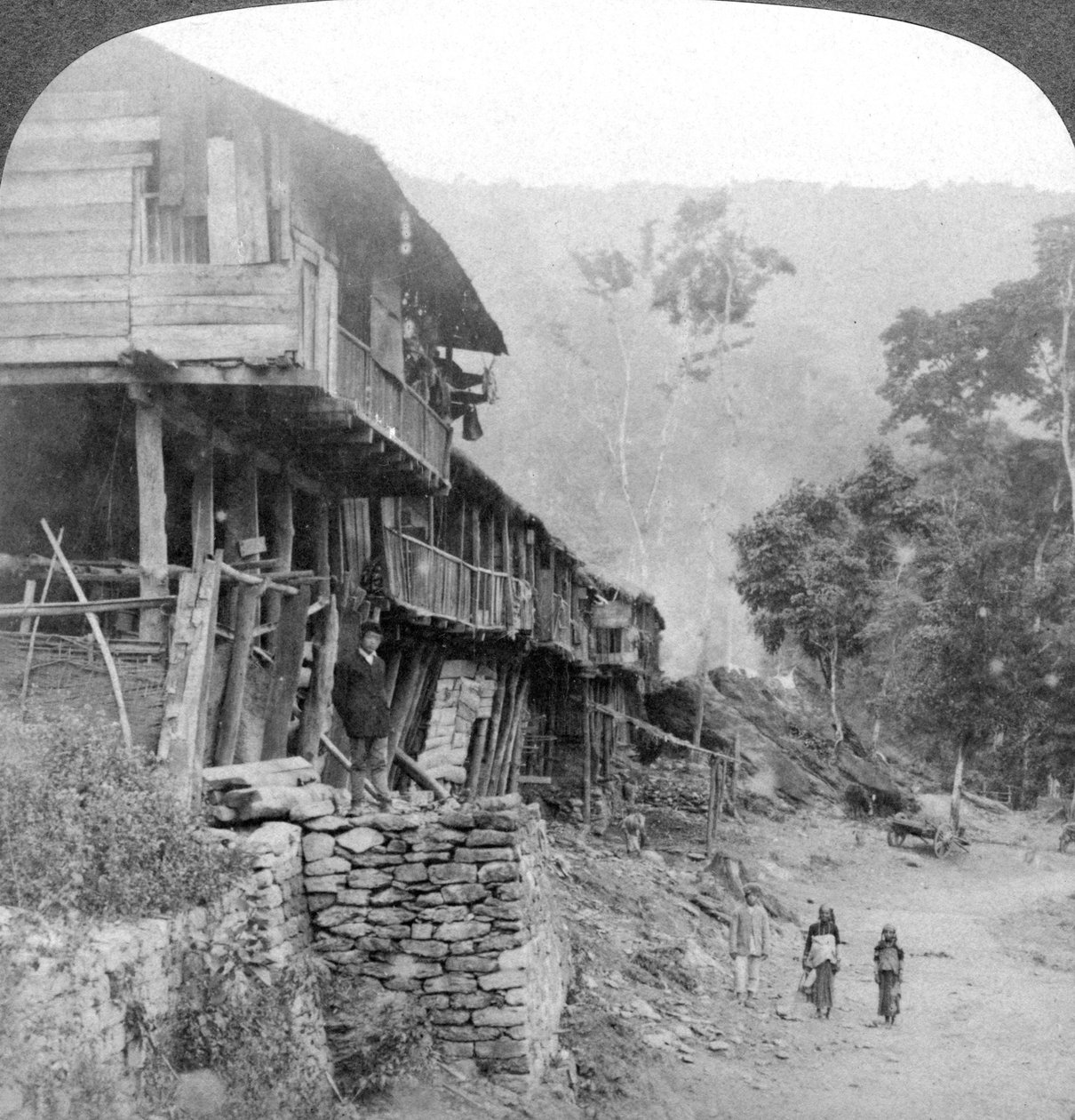Innfødt landsby, Teesta Bridge nær Darjeeling, India, 1903 av Underwood and Underwood