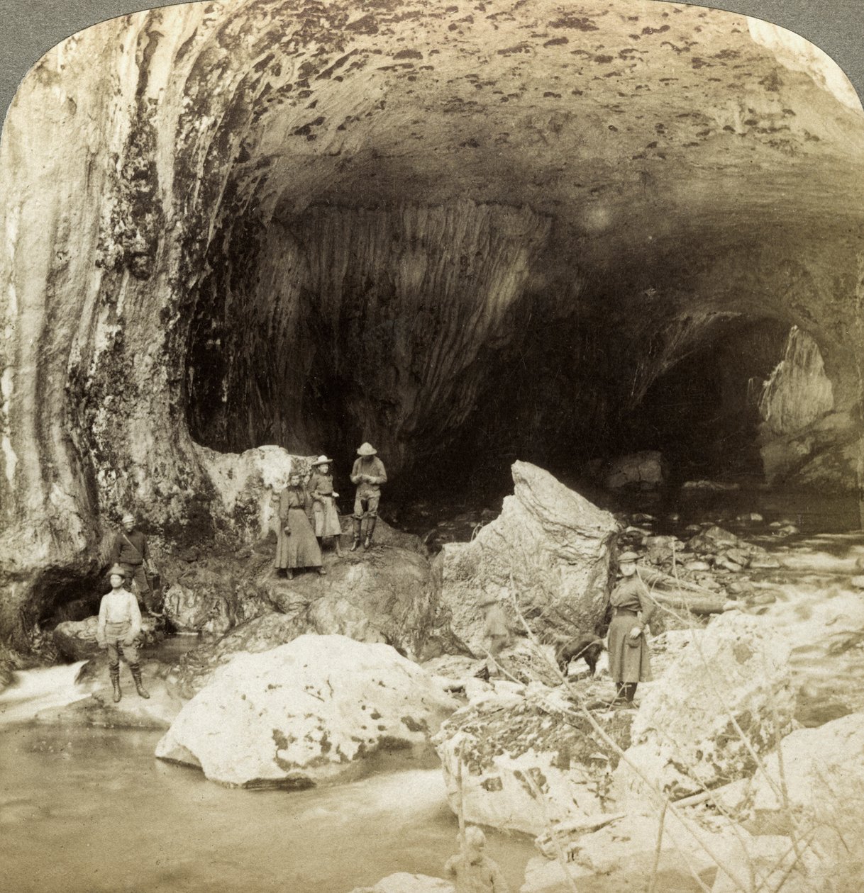 Naturlig bro, Warm Spring Creek, Wyoming, USA. av Underwood and Underwood