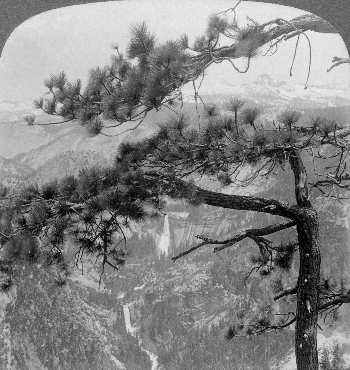 Nevada Falls, Vernal Falls og Liberty Cap, Yosemite Valley, California, USA, 1902 av Underwood and Underwood