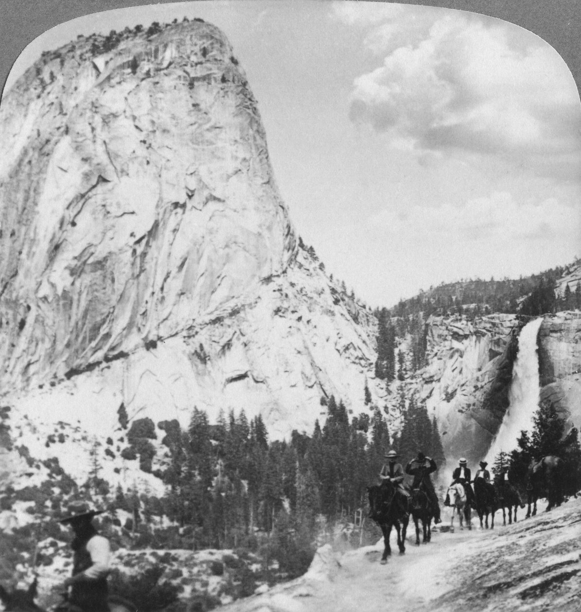 Nevada Falls og Liberty Cap fra en sti, Yosemite Valley, California, USA, 1902 av Underwood and Underwood
