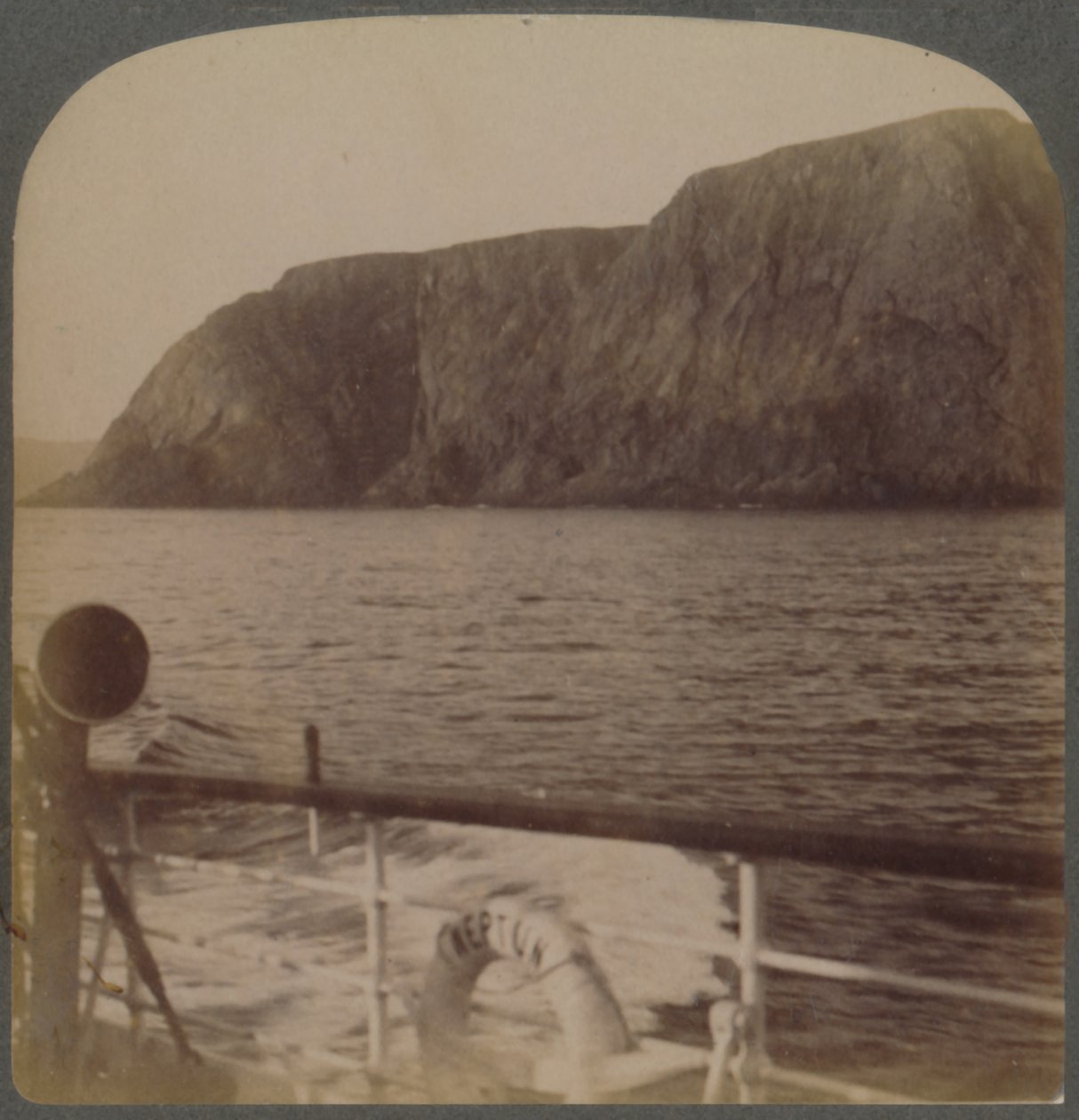 Nordkapp - fra vest - midnattsolens land...Nord-Norge, 1902. av Underwood and Underwood